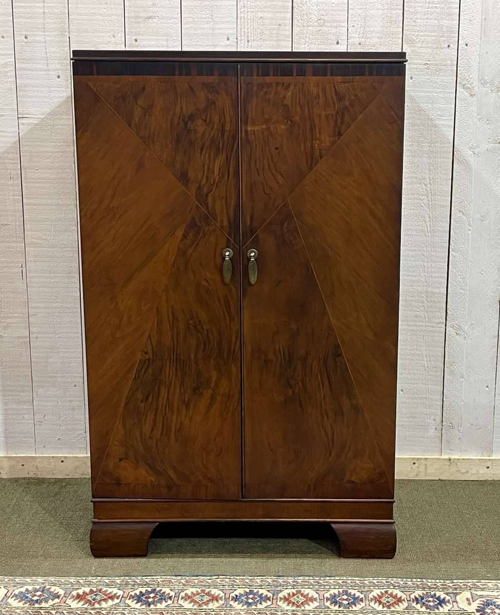 Buffet anglais en noyer des années 1930