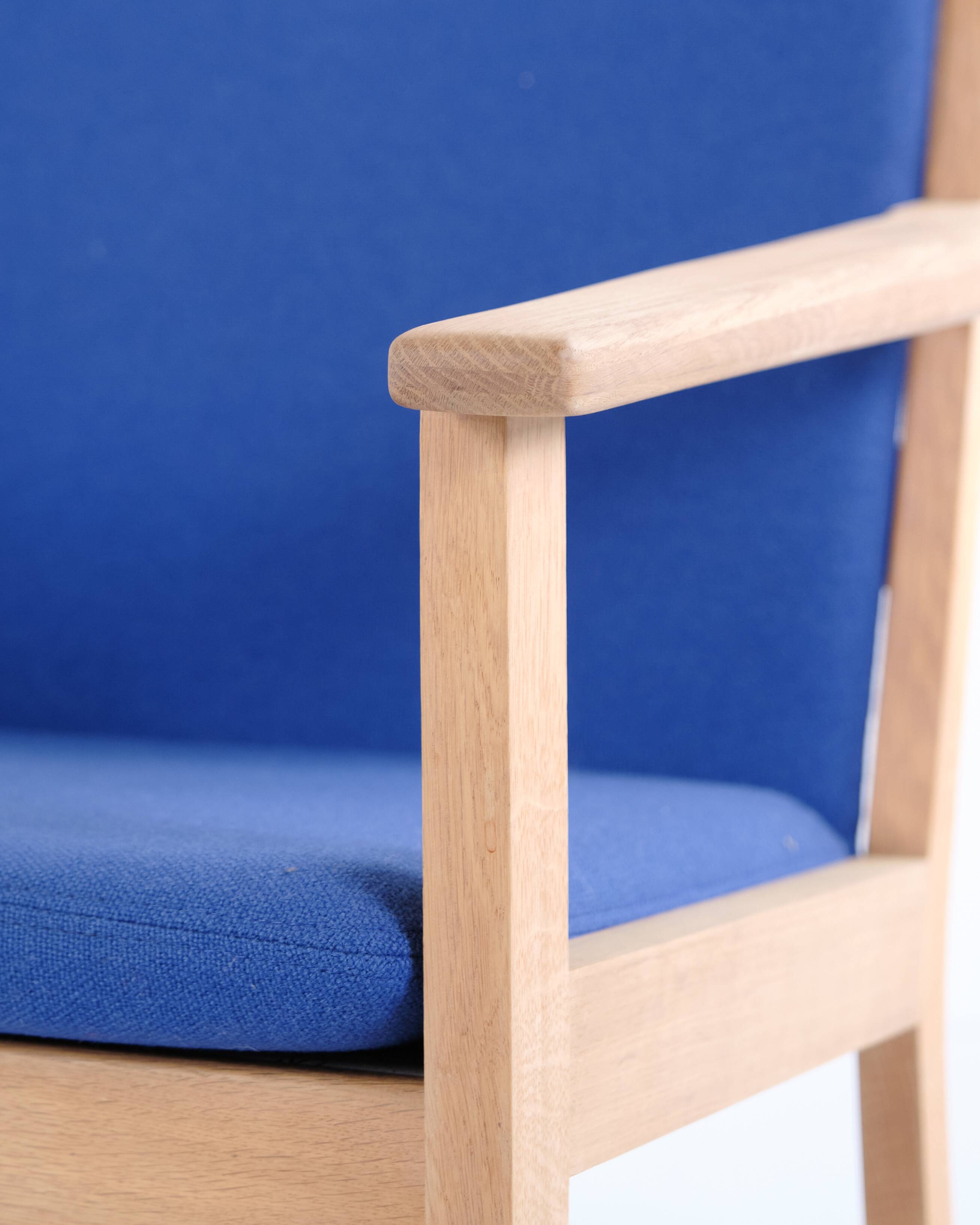 Hans J. Wegner – Lounge chair GE 284 – Getama – Oak & blue wool
