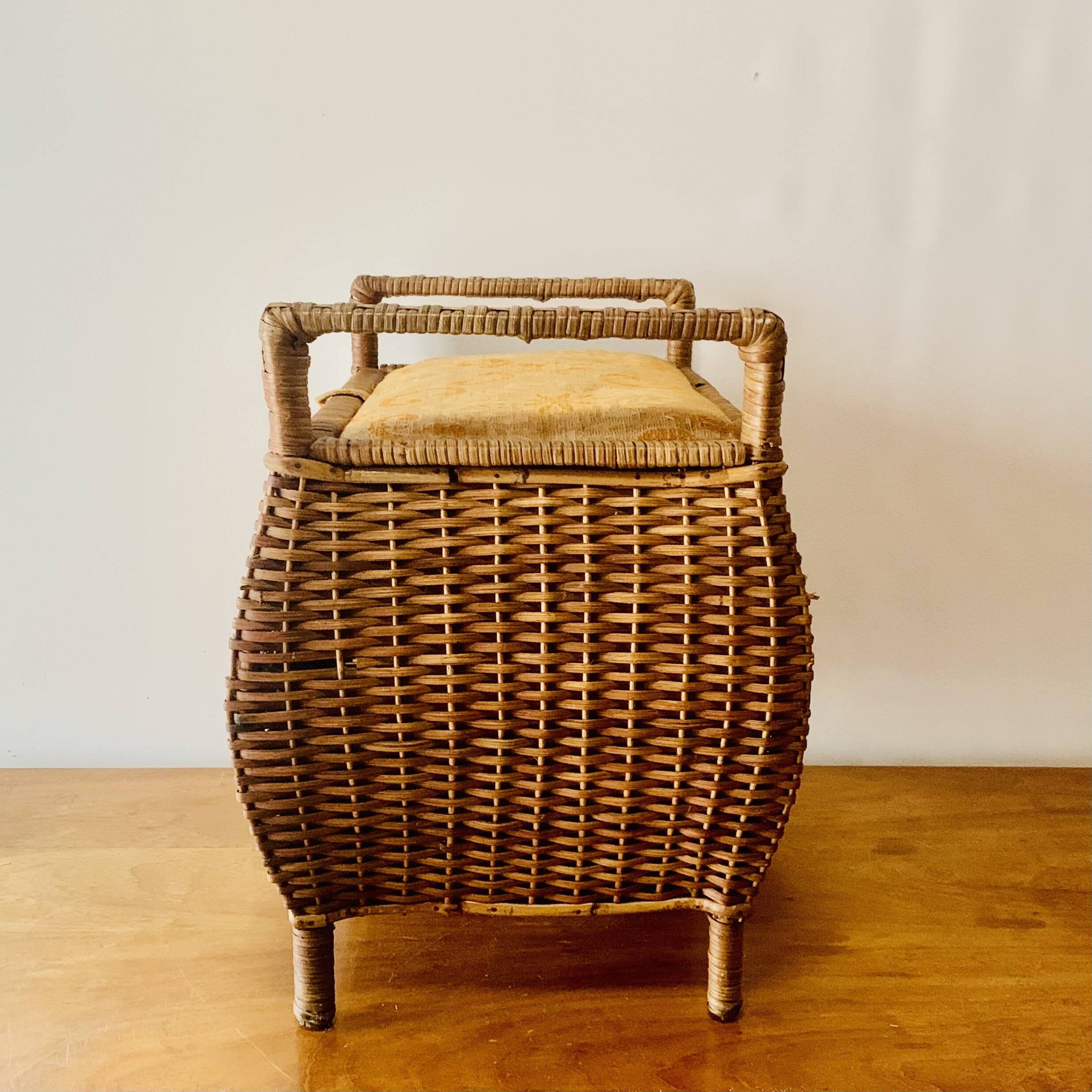 Grand panier à couture vintage en osier - tabouret en tissu matelassé - 1950