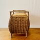 Grand panier à couture vintage en osier - tabouret en tissu matelassé - 1950