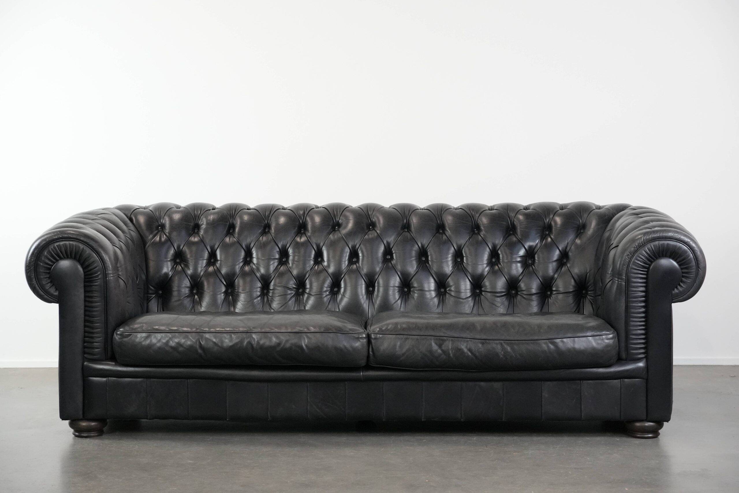 Set consisting of a cowhide leather Chesterfield sofa and matching ottoman