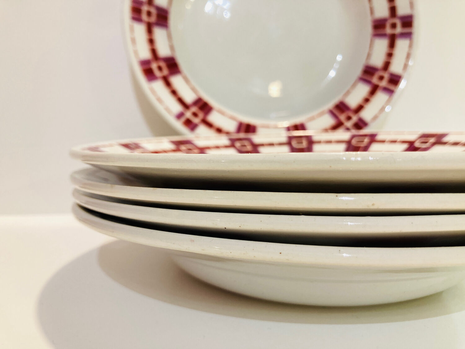 5 hollow plates in burgundy and red earthenware Stuart mill ds loups