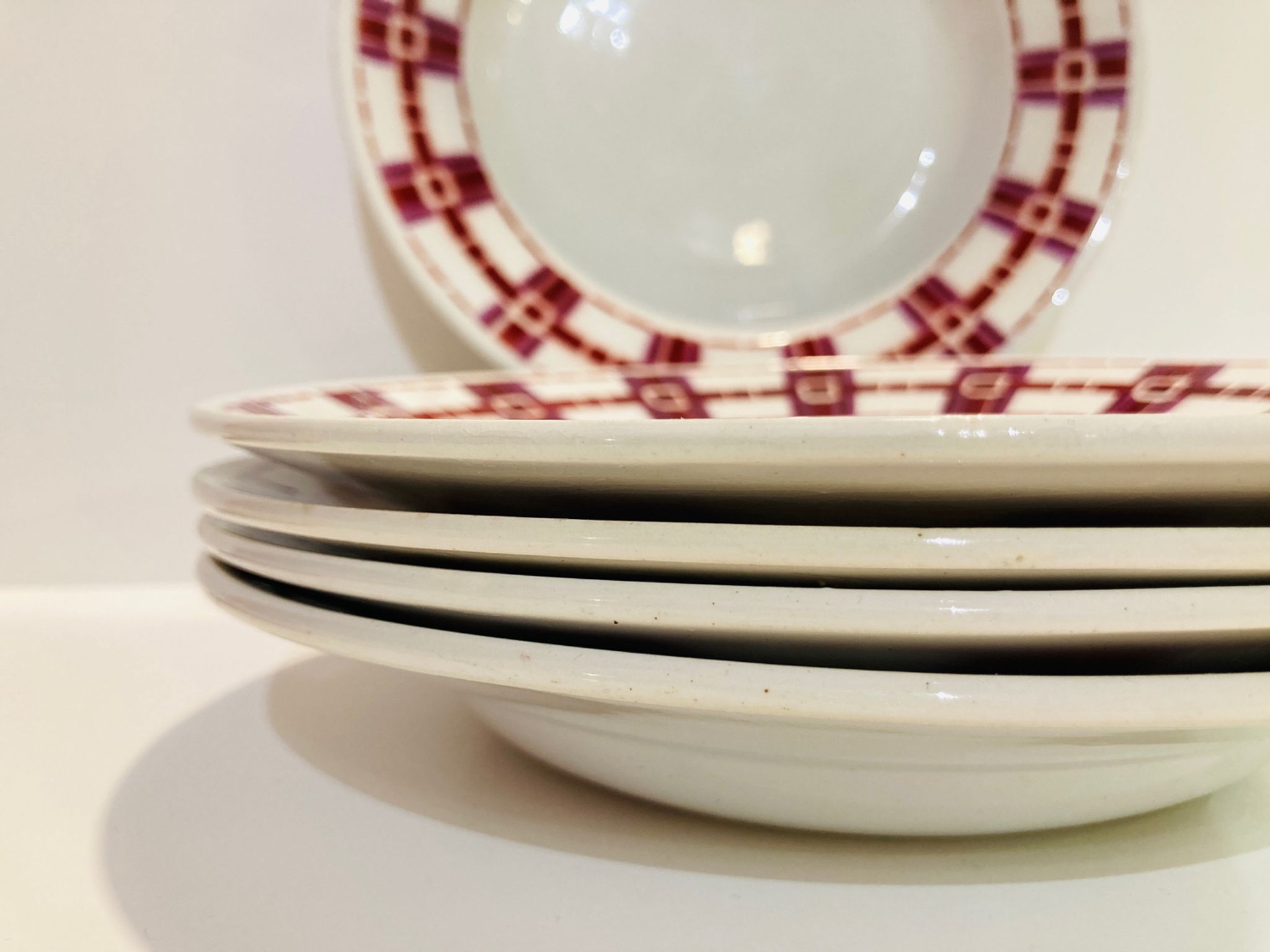 5 hollow plates in burgundy and red earthenware Stuart mill ds loups