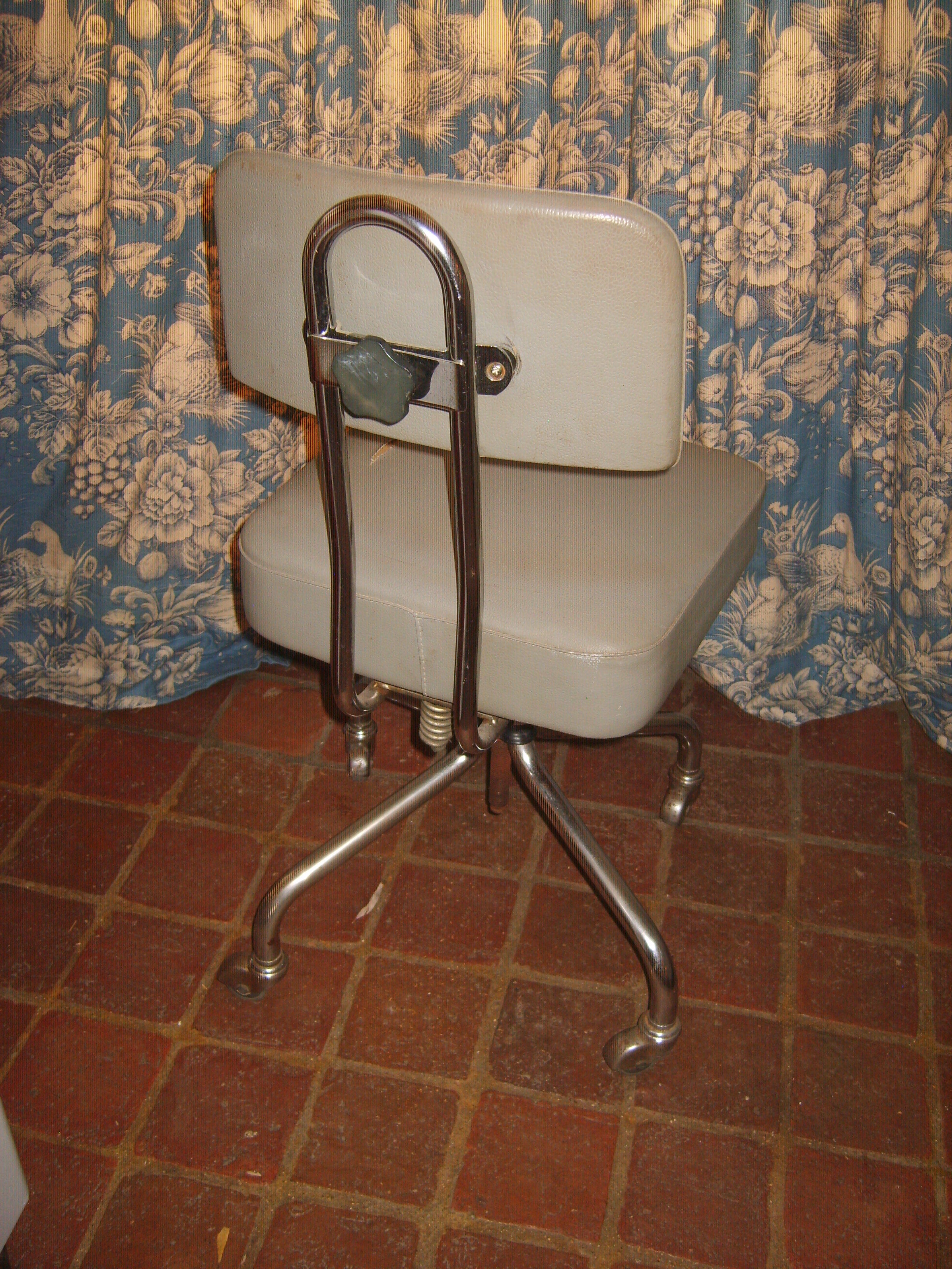 Ronéo-style wheel chair adjustable in height