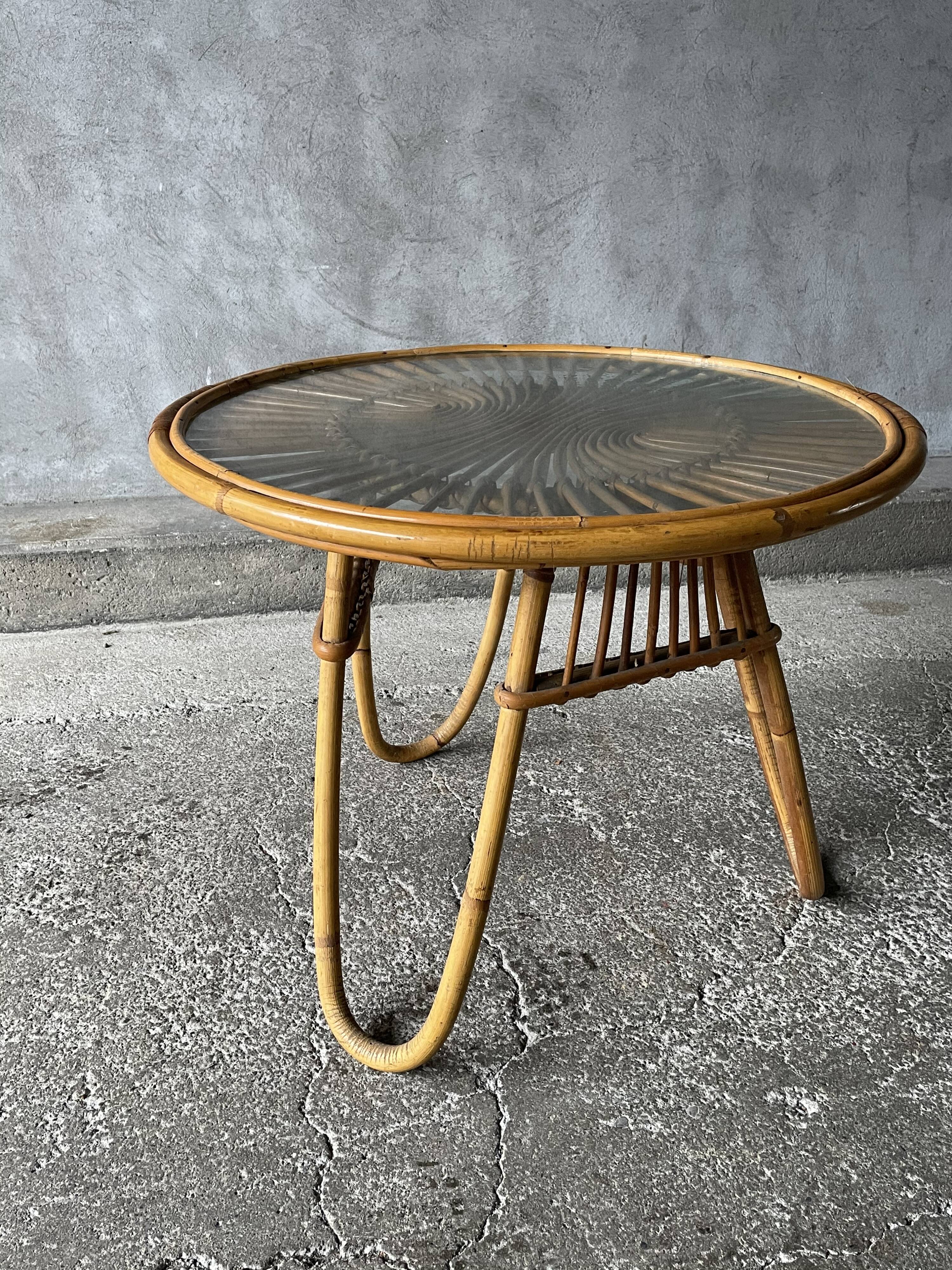Round coffee table in rattan and glass tray