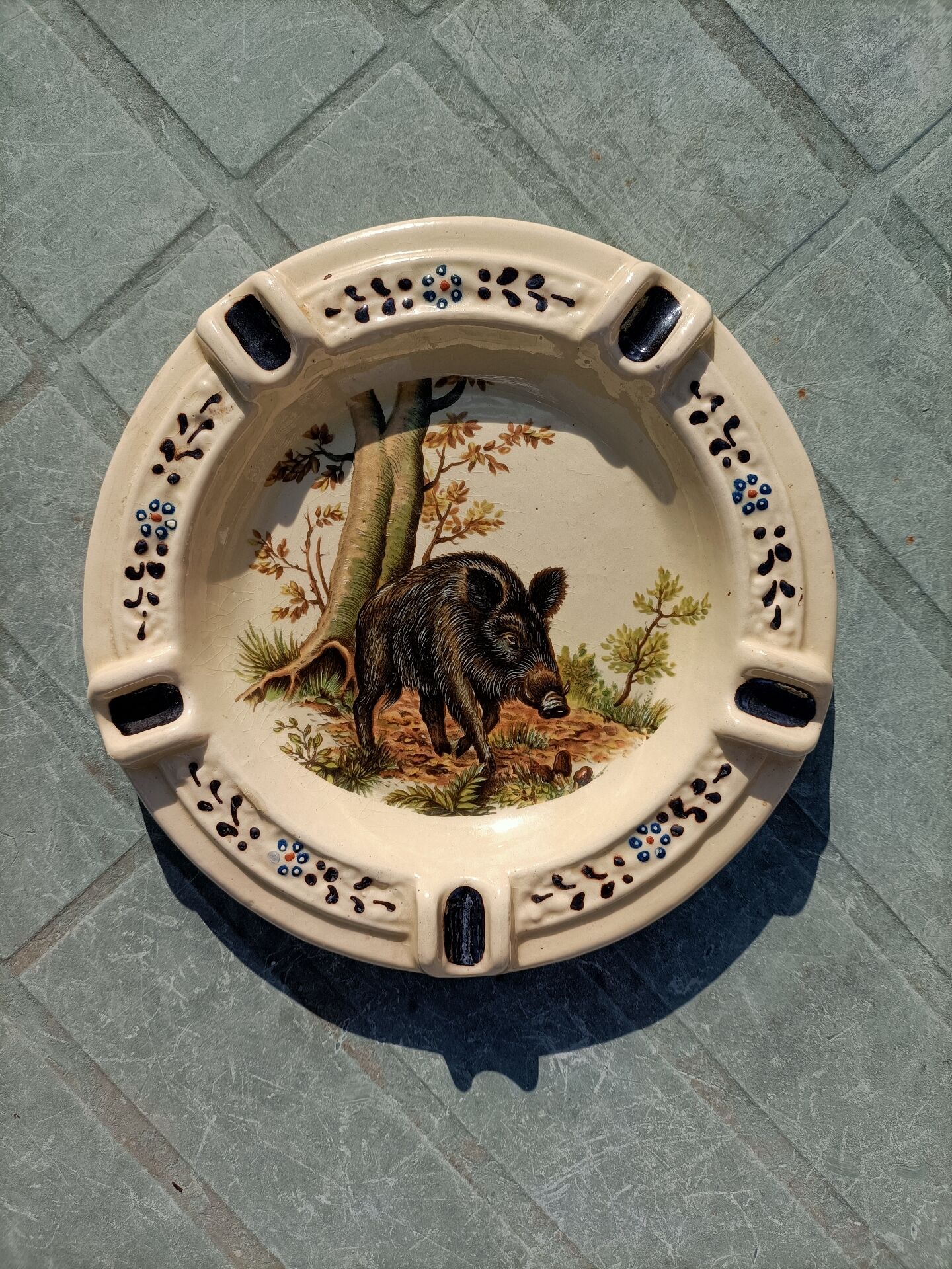 Large Ashtray Boar Hunting