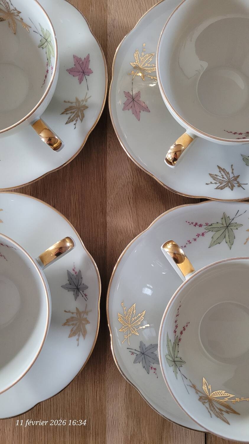 4 cups and saucers made of fine porcelain from Bavaria.