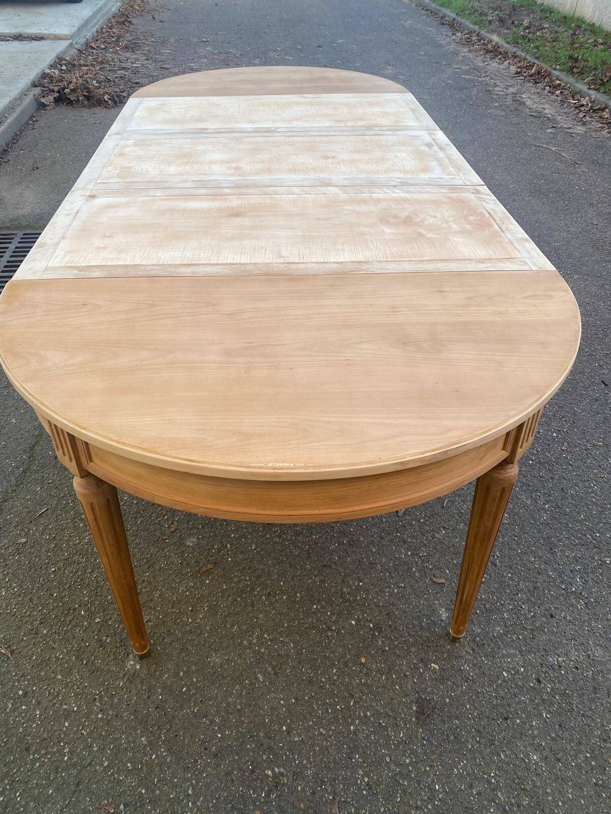Renovated Louis XVI extendable round table from the 19th century, 260cm.