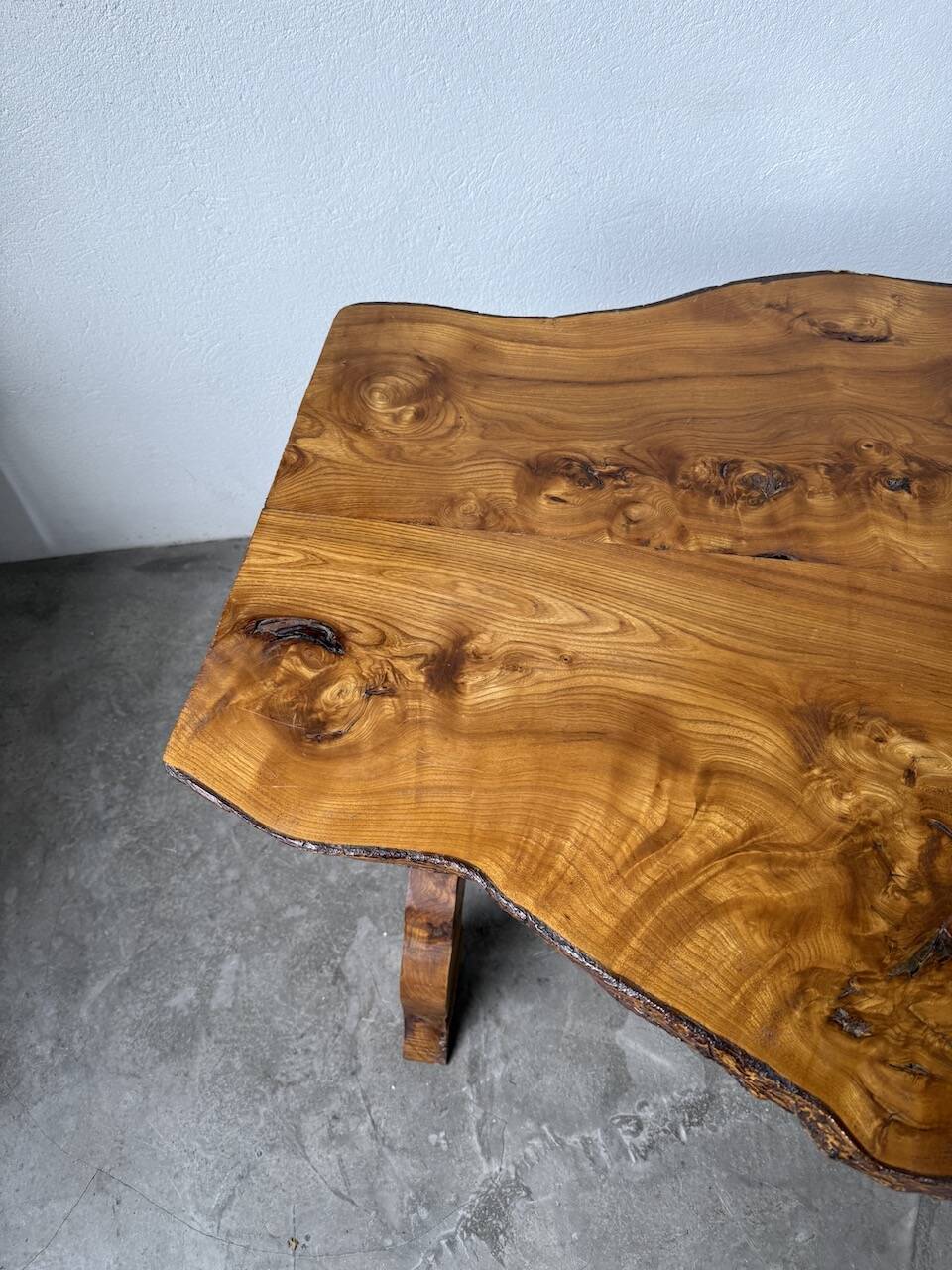 Table artisanale en orme massif, art populaire