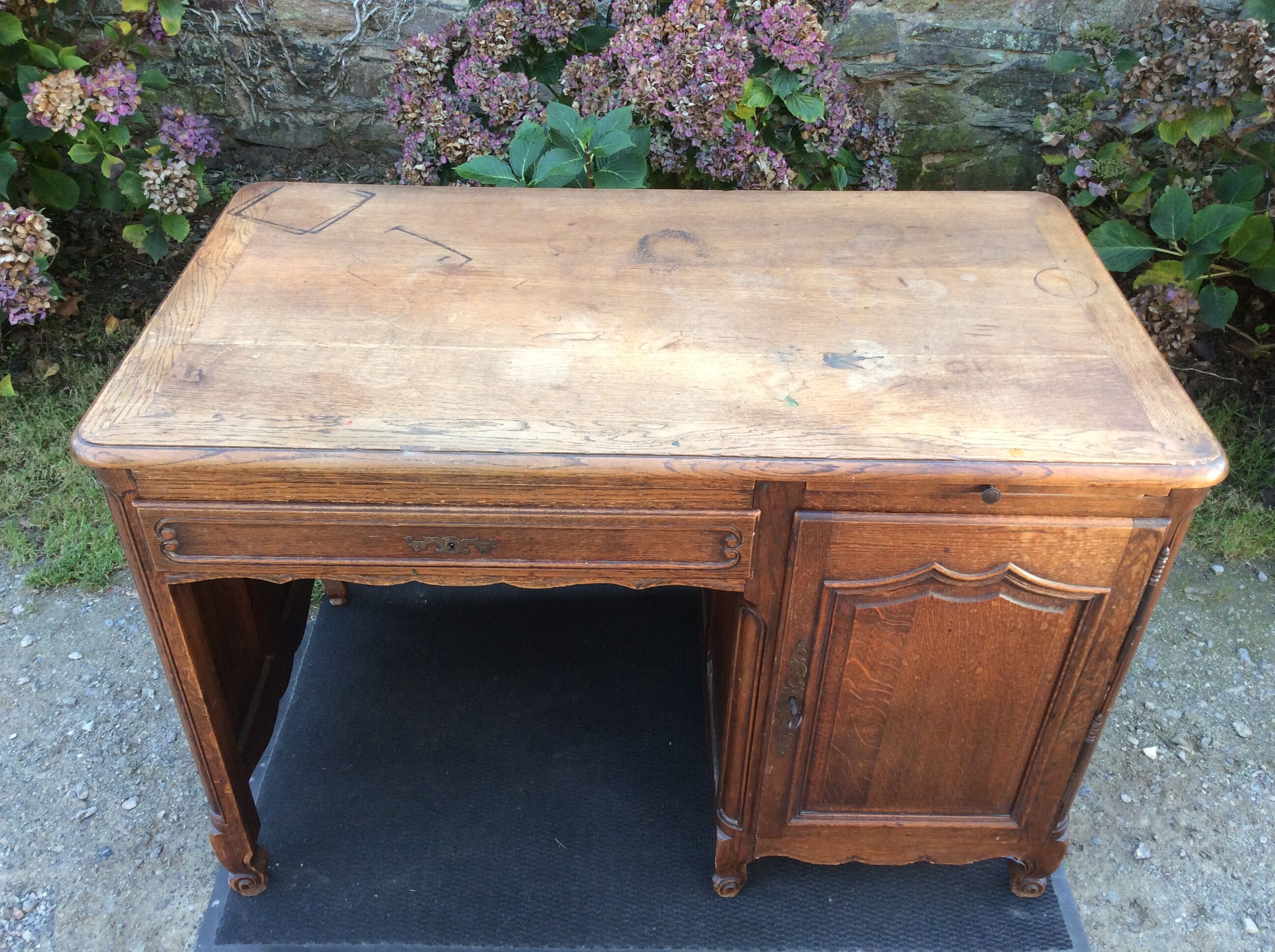 Vintage neo Louis XV desk in solid oak.