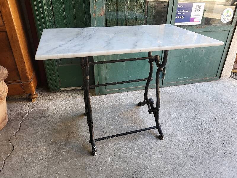 Table bistrot en marbre avec pied en fonte