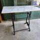 Table bistrot en marbre avec pied en fonte