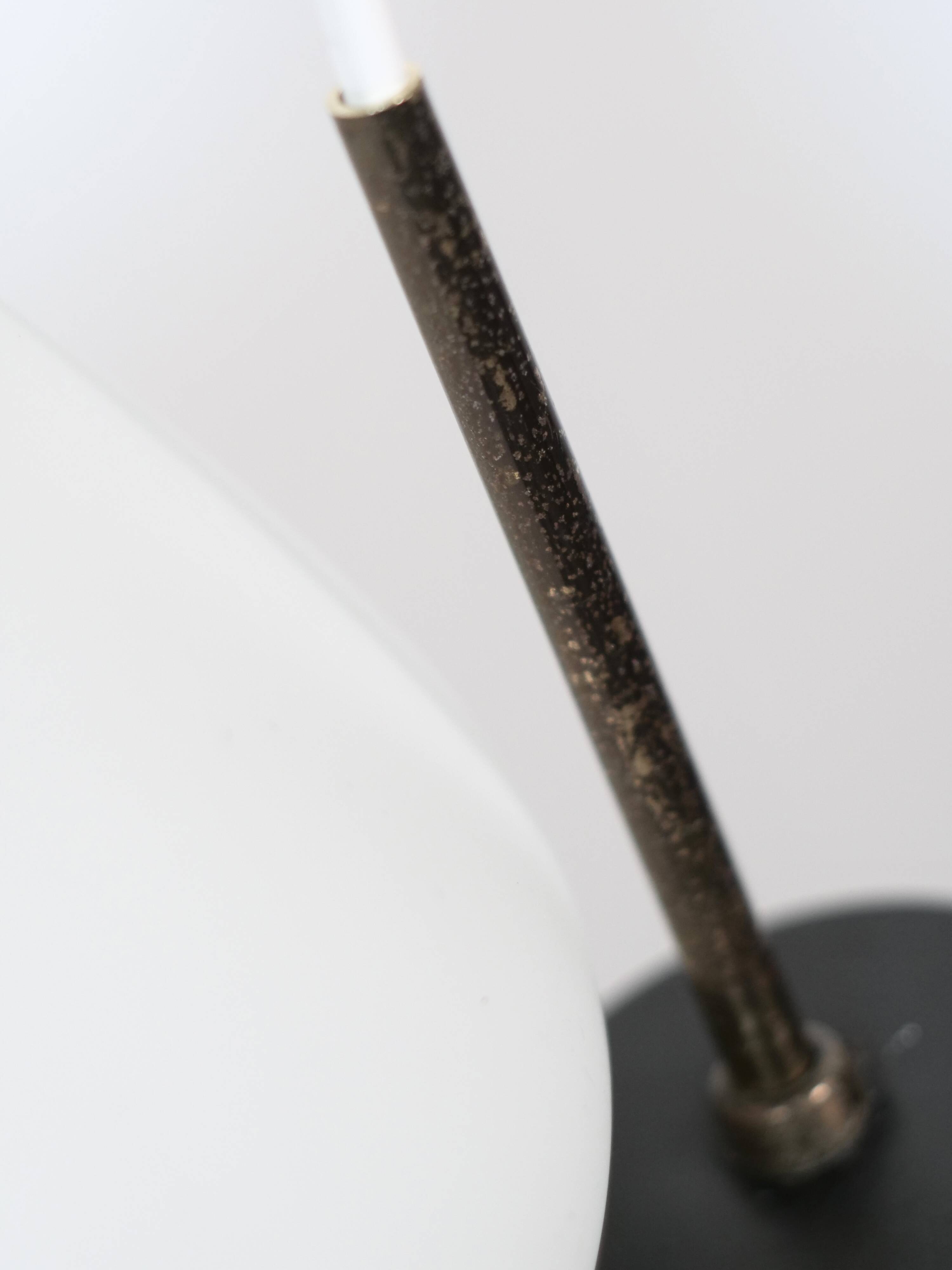 Suspension italienne en opaline satinée mid-century