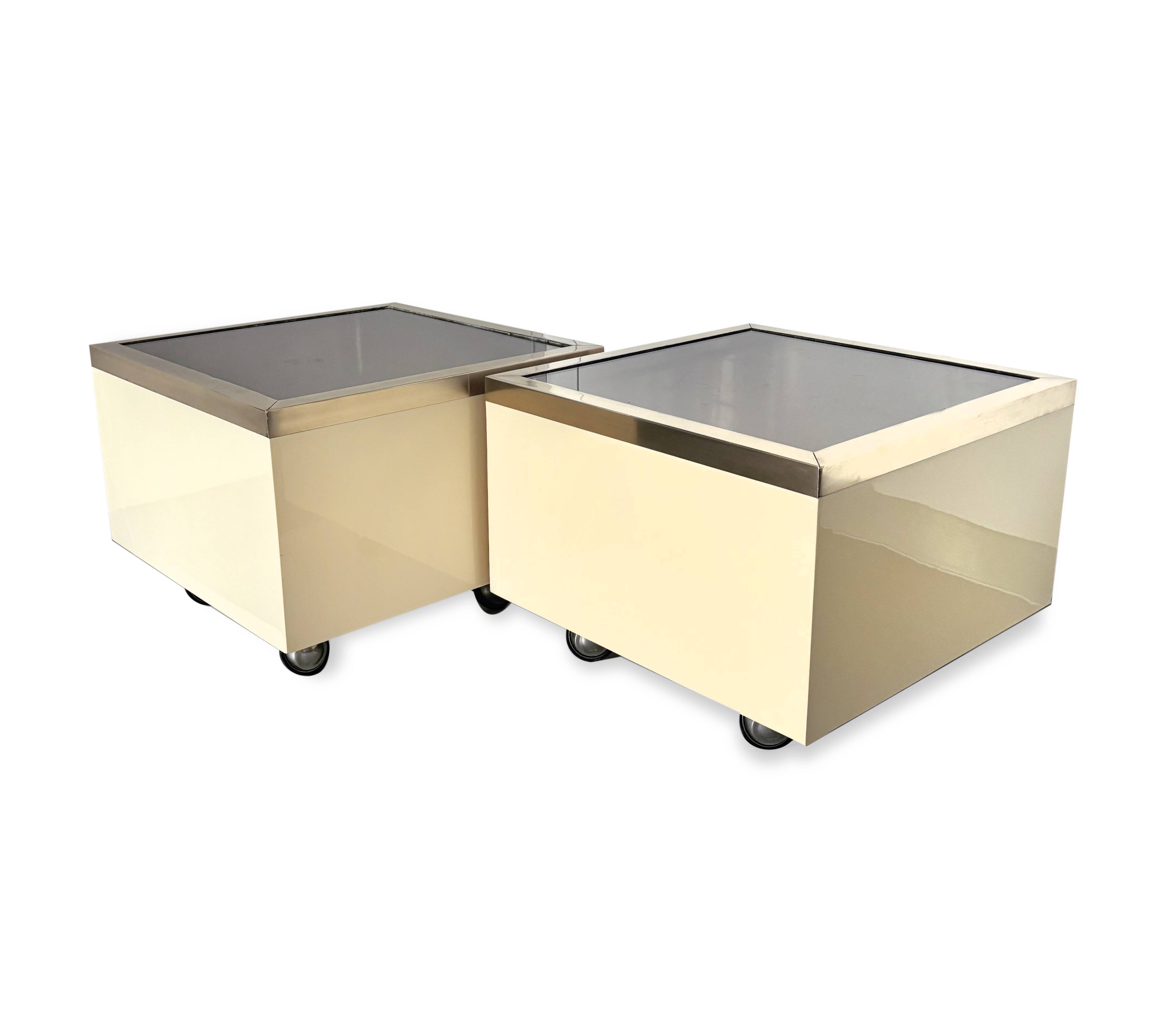 Tables basses, bouts de canapé vintage 1970.