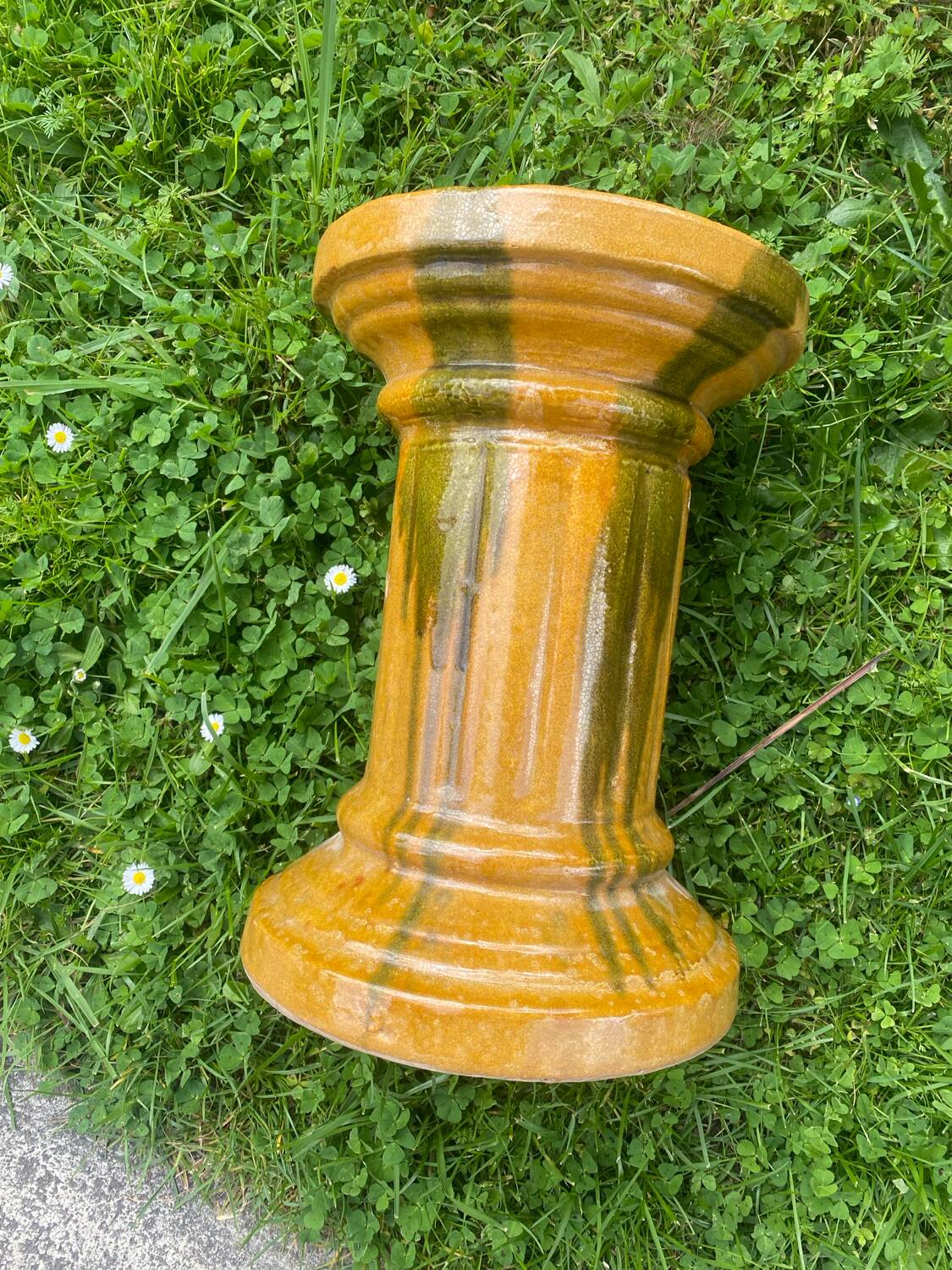 Southern France stool in glazed ceramic