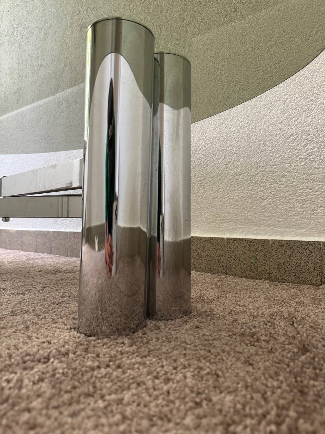 Table basse métal chromé verre fumé années 70
