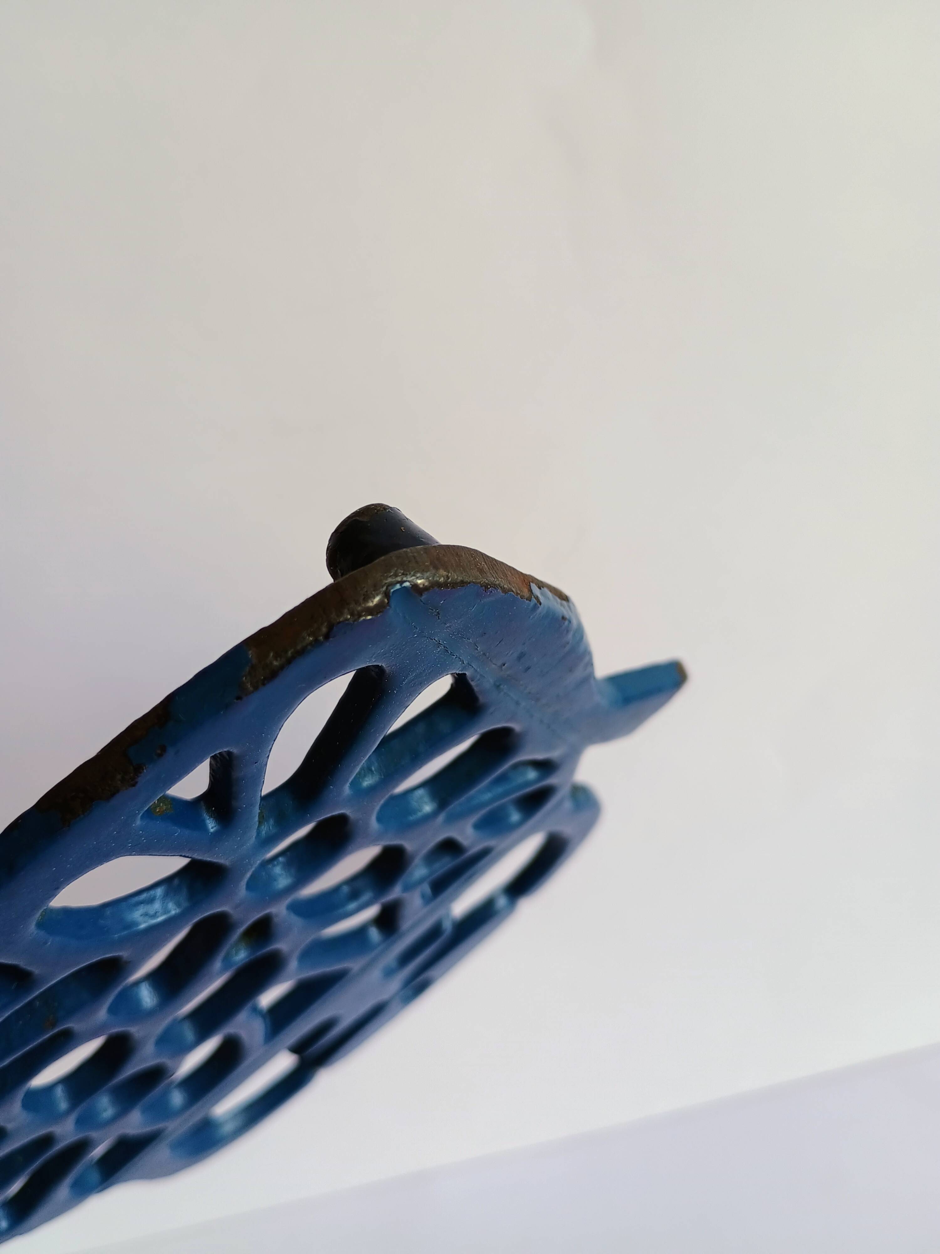 Kettle-shaped cast iron trivet