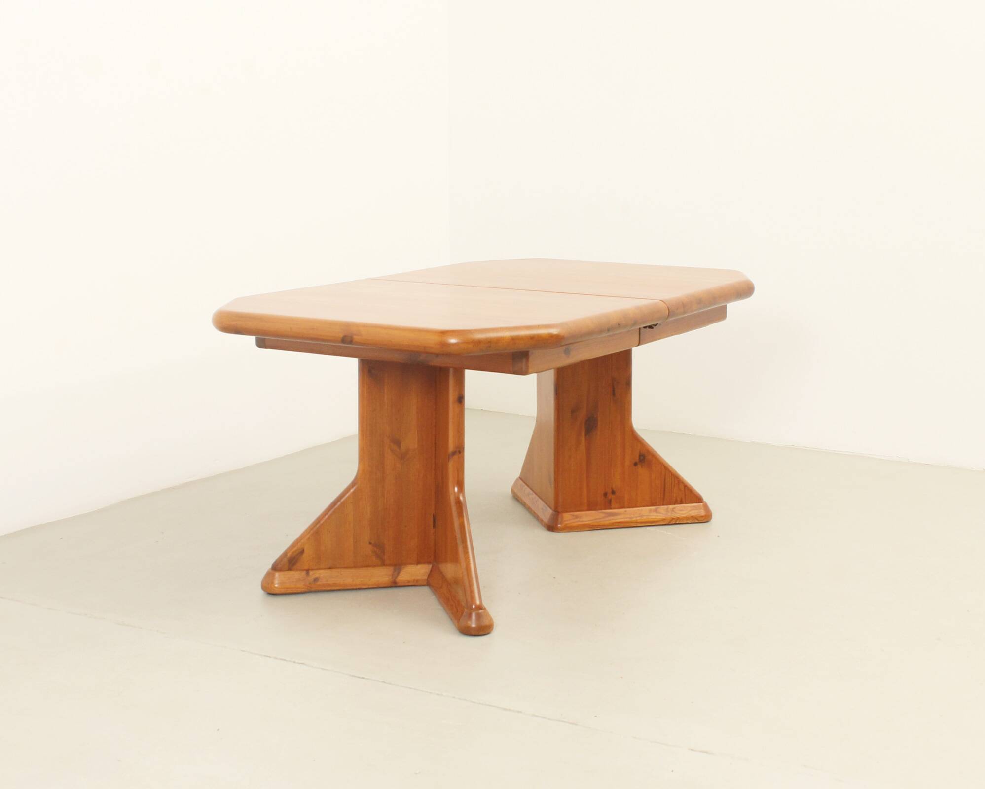 Large extendable Danish dining table in solid pine, 1970s.