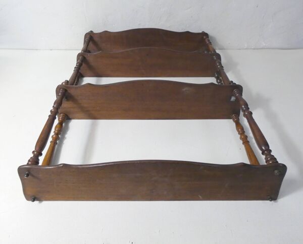 Étagère murale en bois tourné