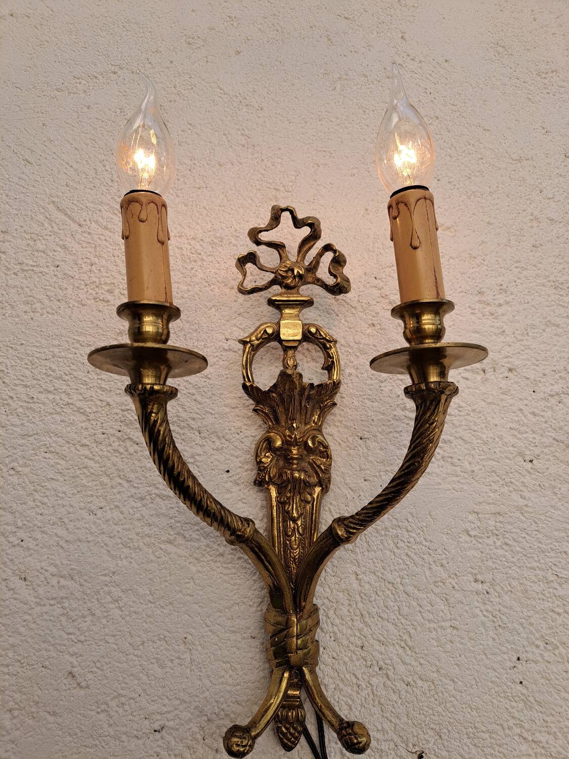 Gilded bronze wall lamp