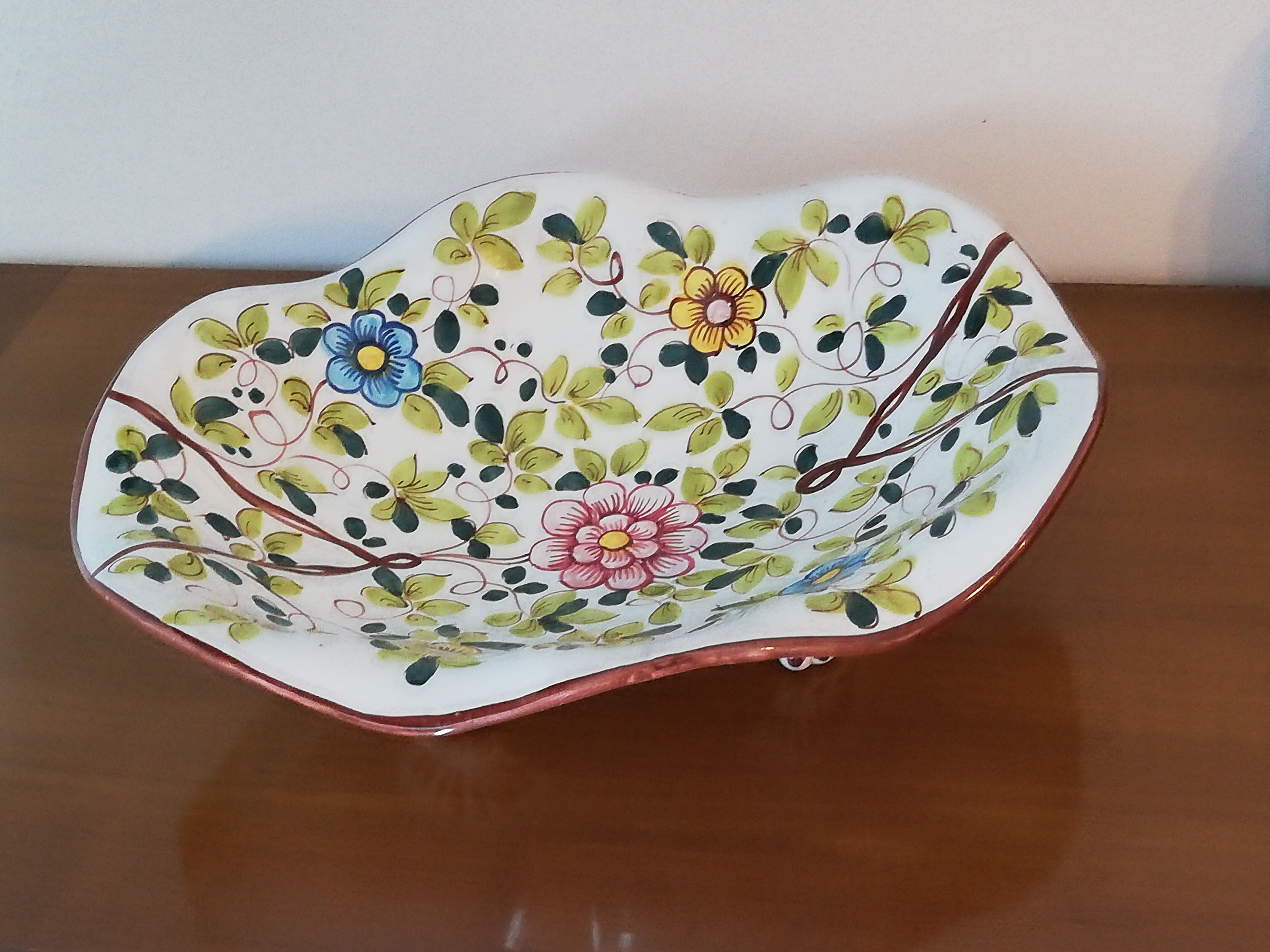 Old fruit cup on feet