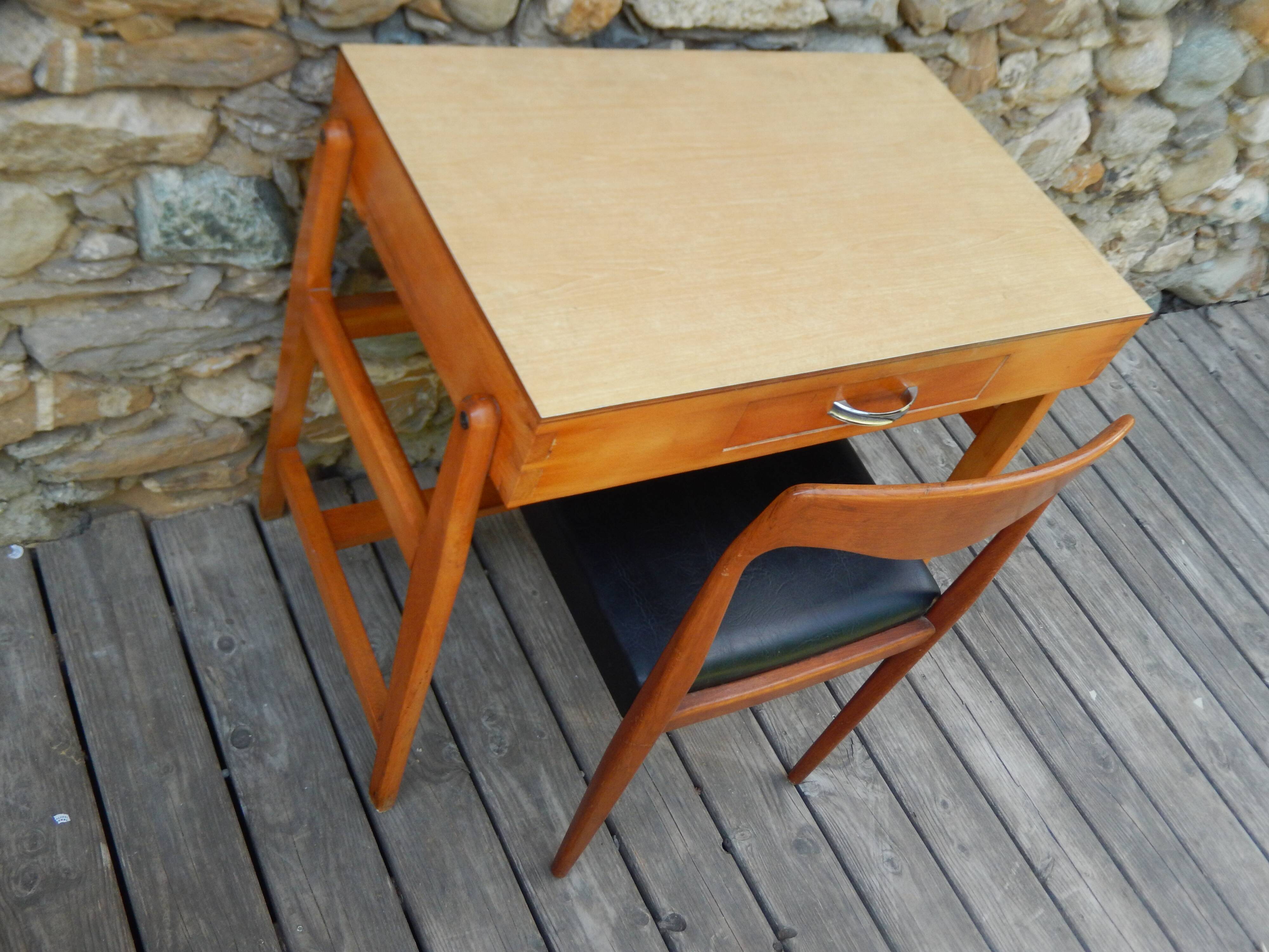 Small desk and vintage Scandinavian chair from the 50s-60s by Niels Otto Möller.