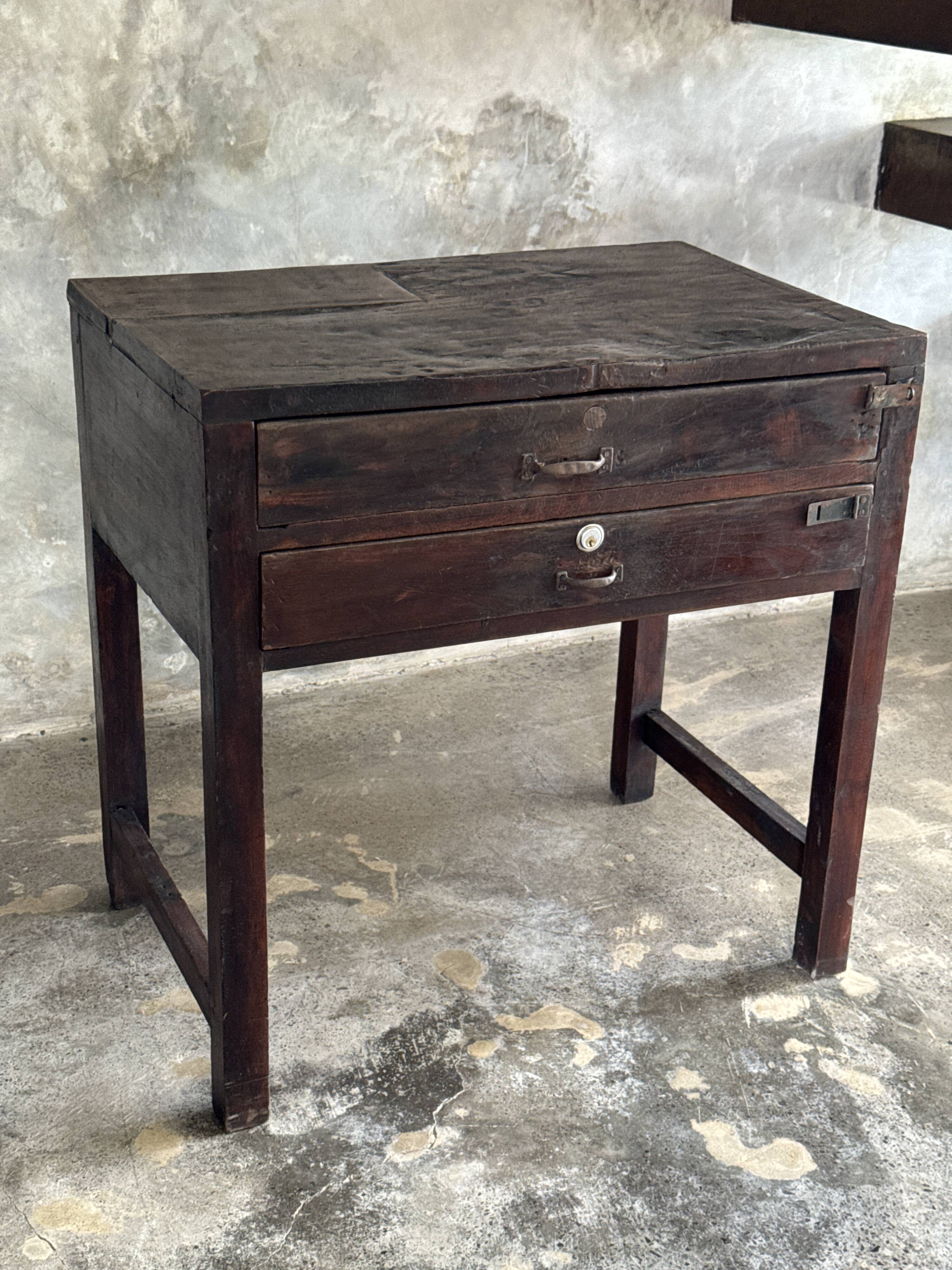 Meuble de métier ancien indonésien en teck à deux tiroirs H80,5 L79,5x51
