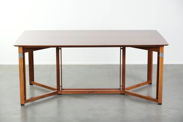 Ensemble de design Art Déco comprenant une table à manger et des chaises de salle à manger.