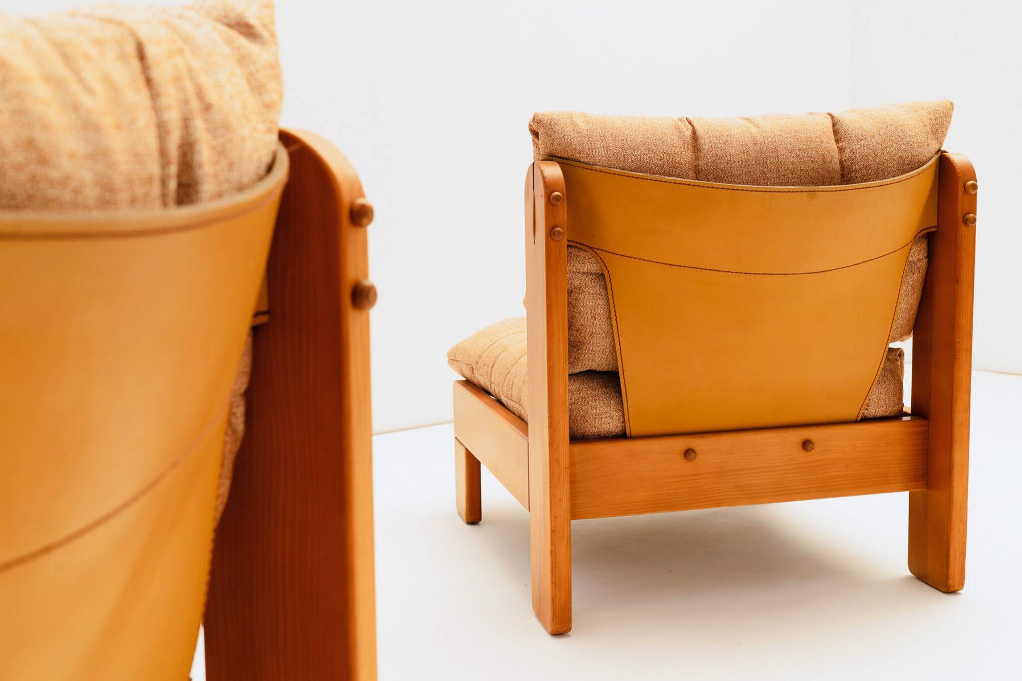 Low armchair in pine wood with bronze fabric
