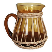 Carafe en verre ambré et vannerie