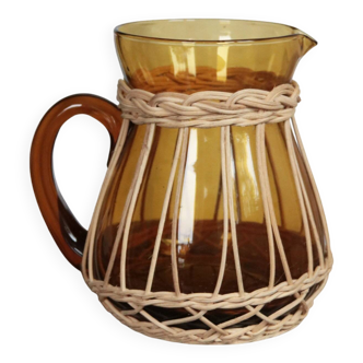 Carafe en verre ambré et vannerie