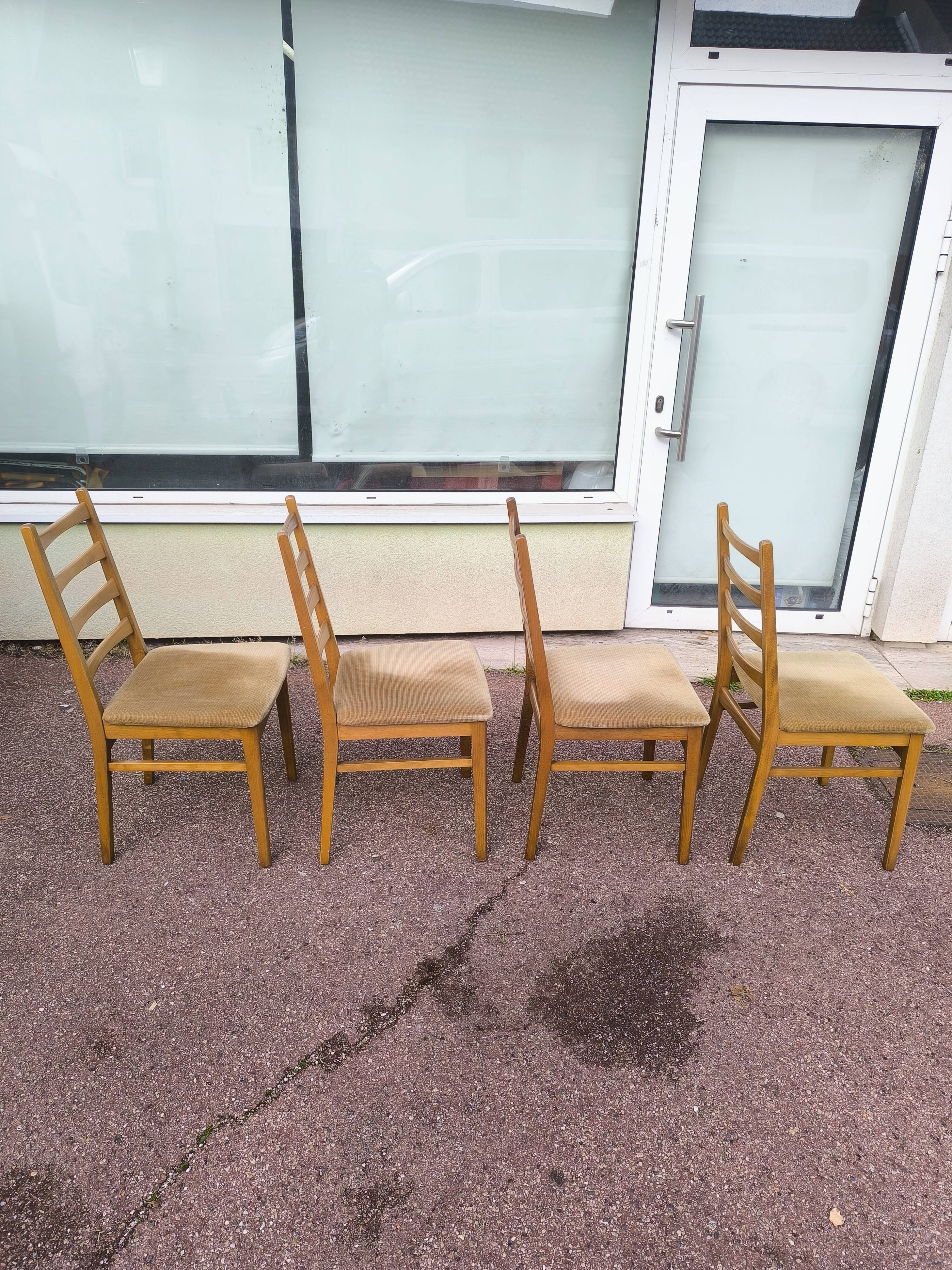 Set of 4 Scandinavian chairs in wood and fabric.