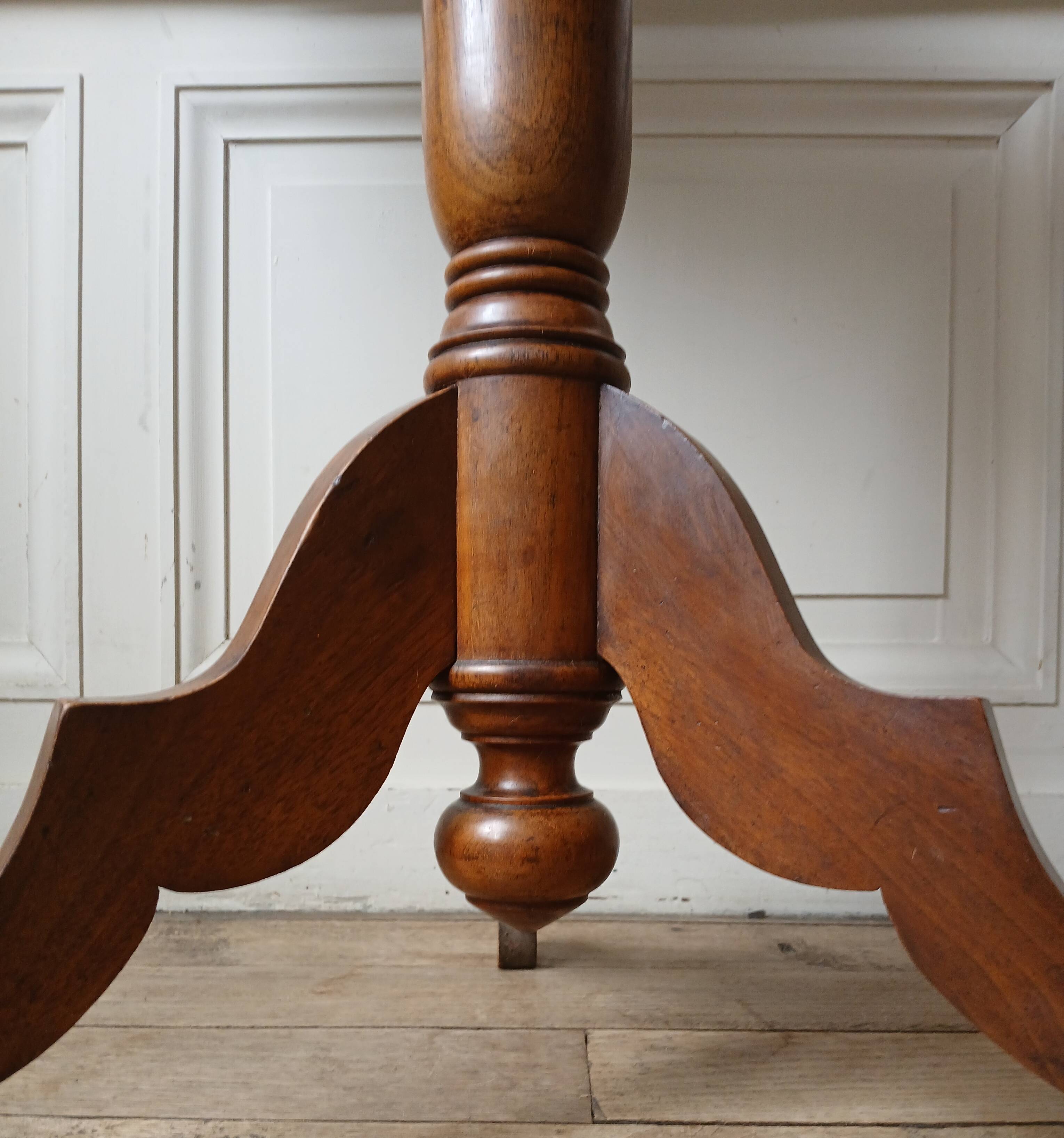 "Violin" tripod console table in blond walnut