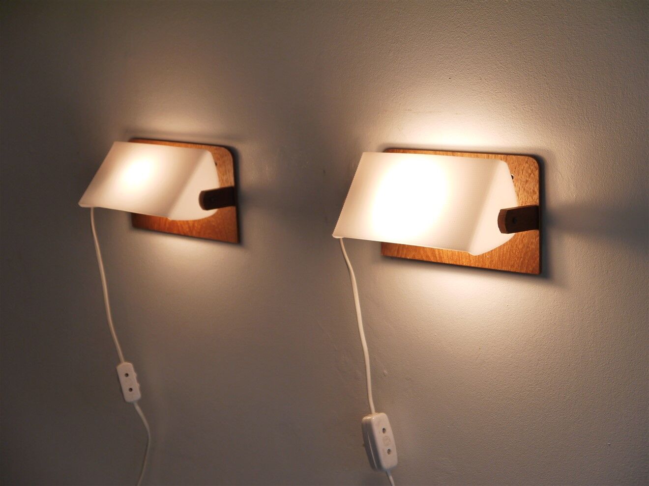 Paire d'applique scandinave en teck et acrylique 1970