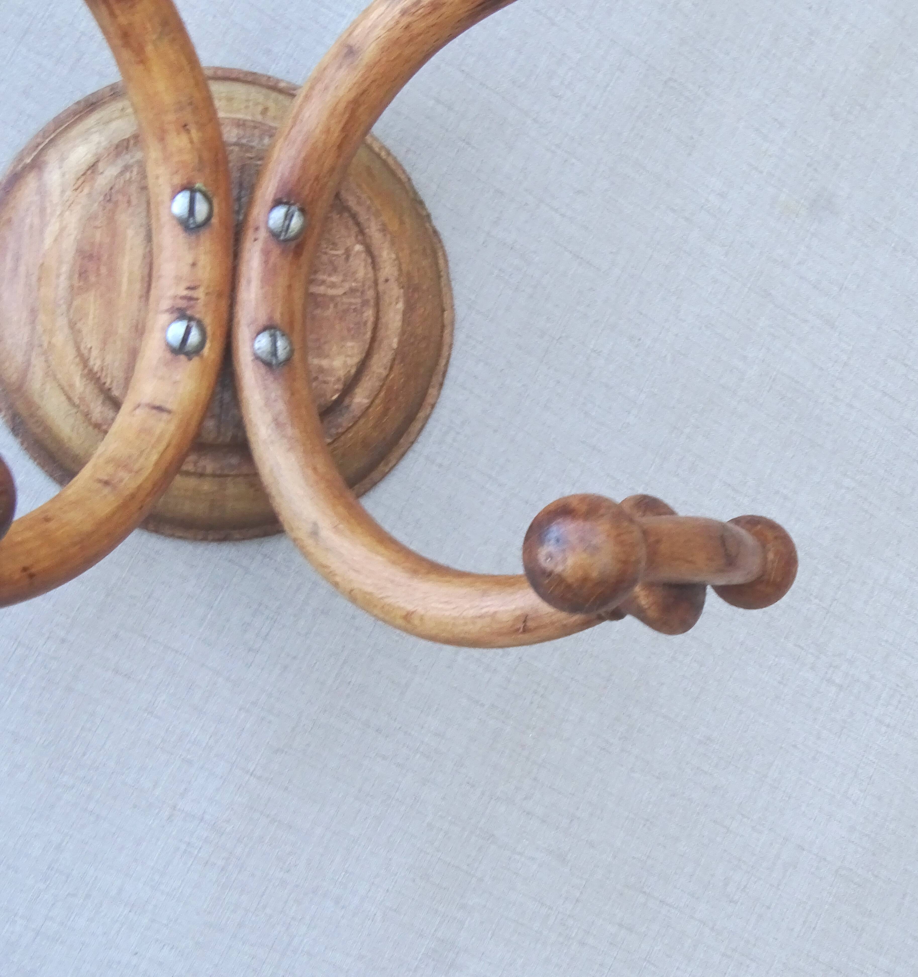 Porte manteaux et chapeaux  THONET à deux esses