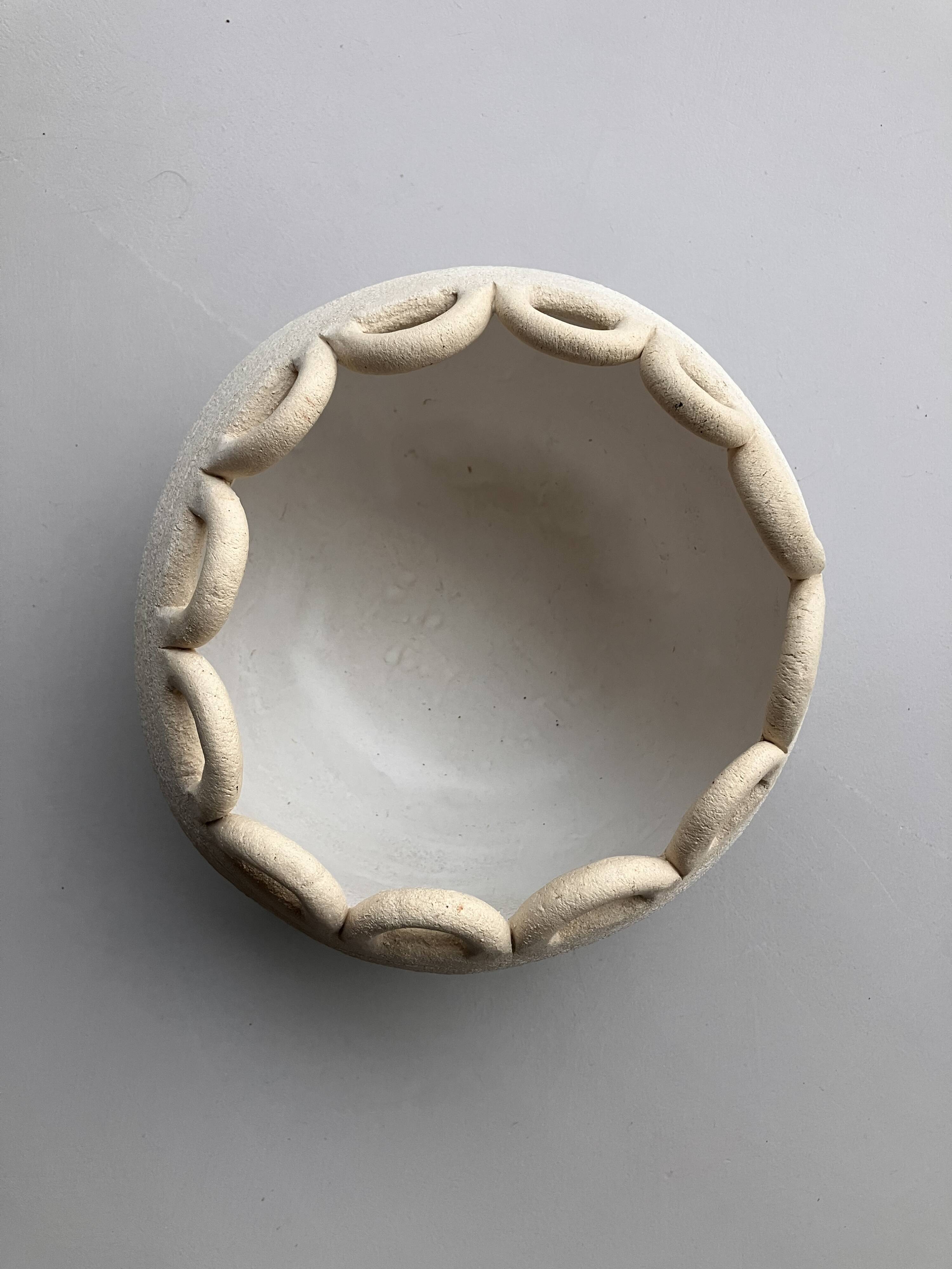 Large 24 cm ceramic flower pot with links.