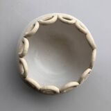 Large 24 cm ceramic flower pot with links.