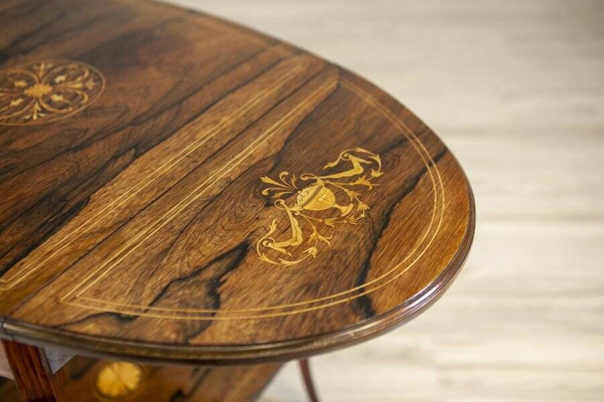 Table à thé en palissandre marqueté, années 1890