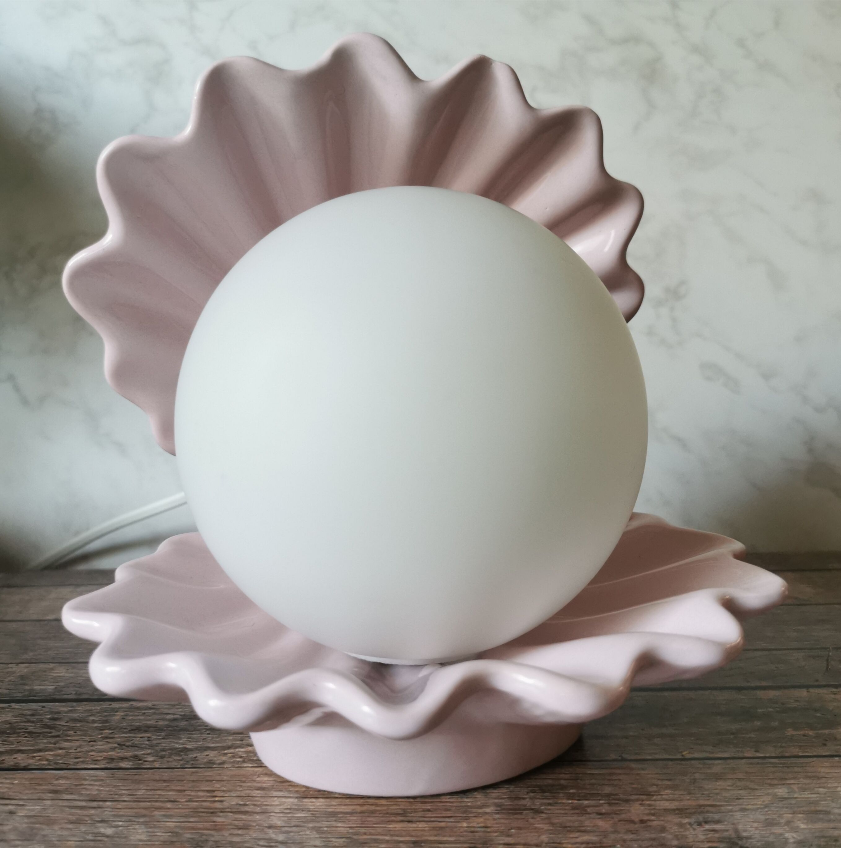 Opaline shell lamp