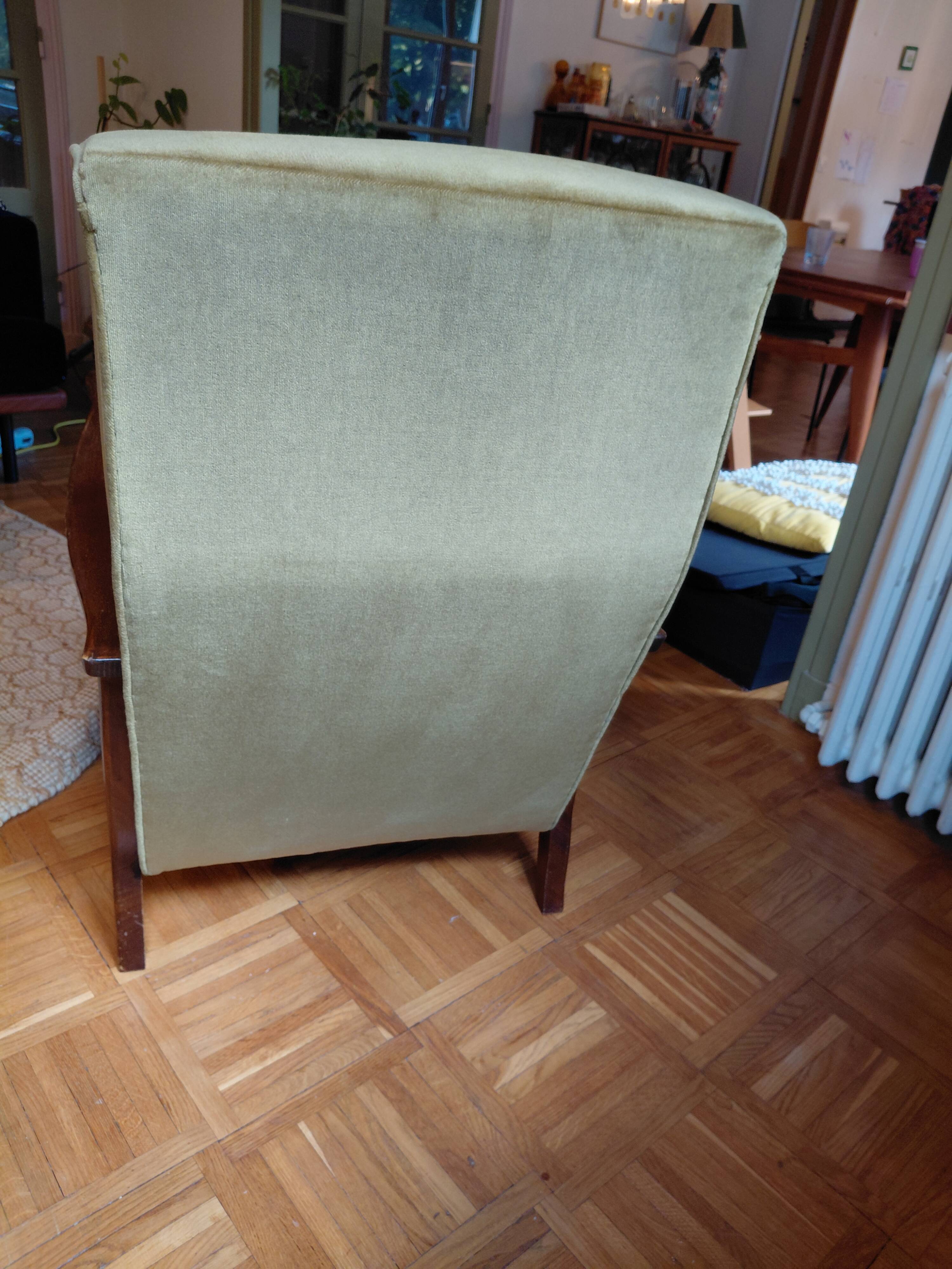Lot of 2 olive green velvet armchairs.