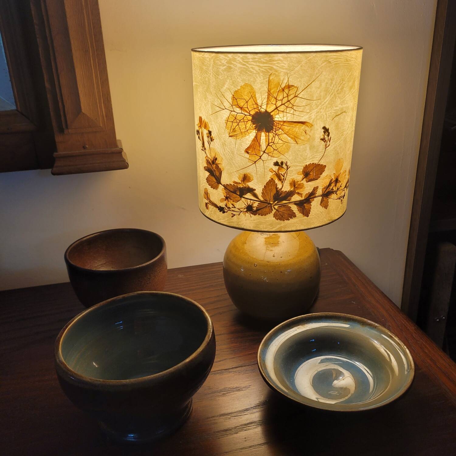Handmade lamp in mustard glazed ceramic, vegetal lampshade