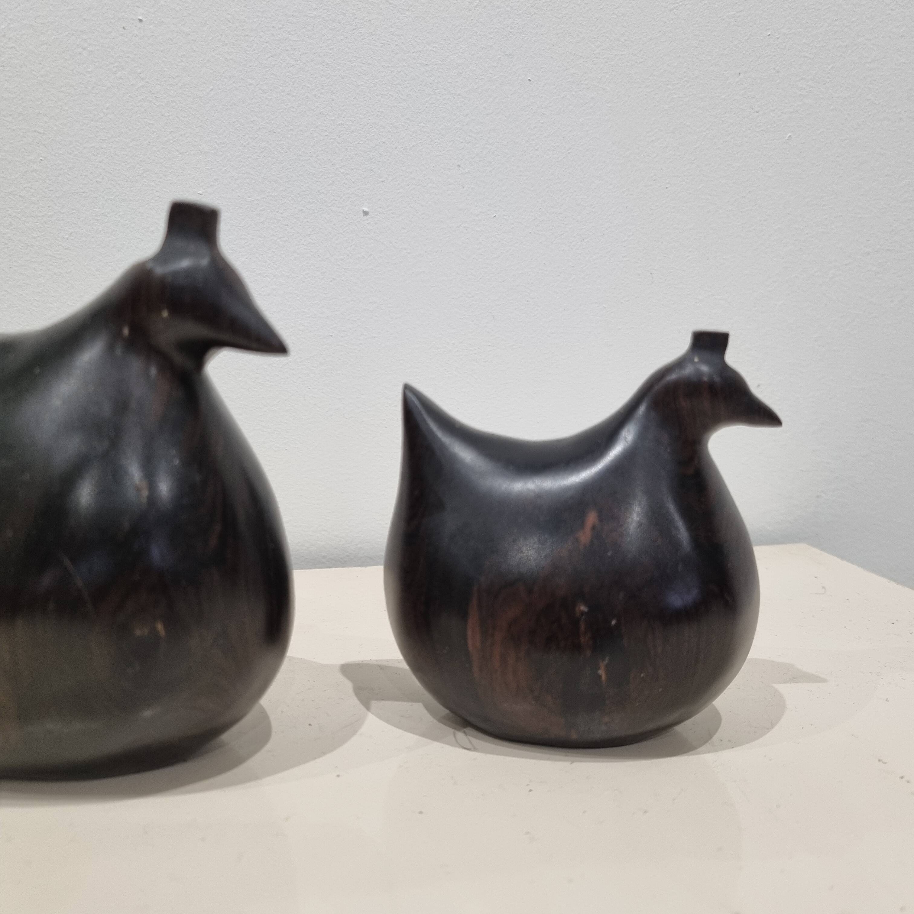 Trio de sculptures poules en ébène