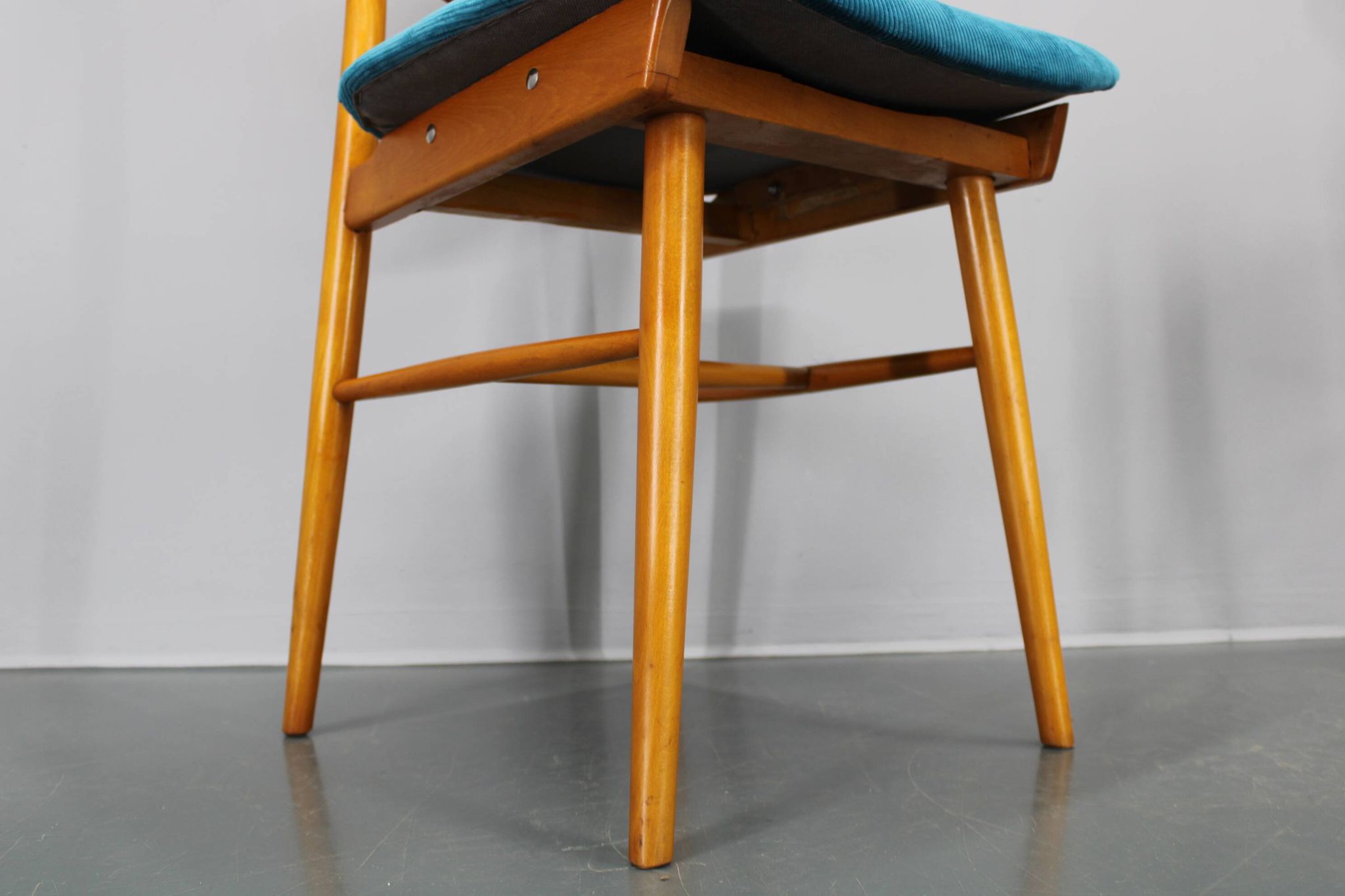 Ensemble de quatre chaises de salle à manger en hêtre des années 1970 par TON, Tchécoslovaquie