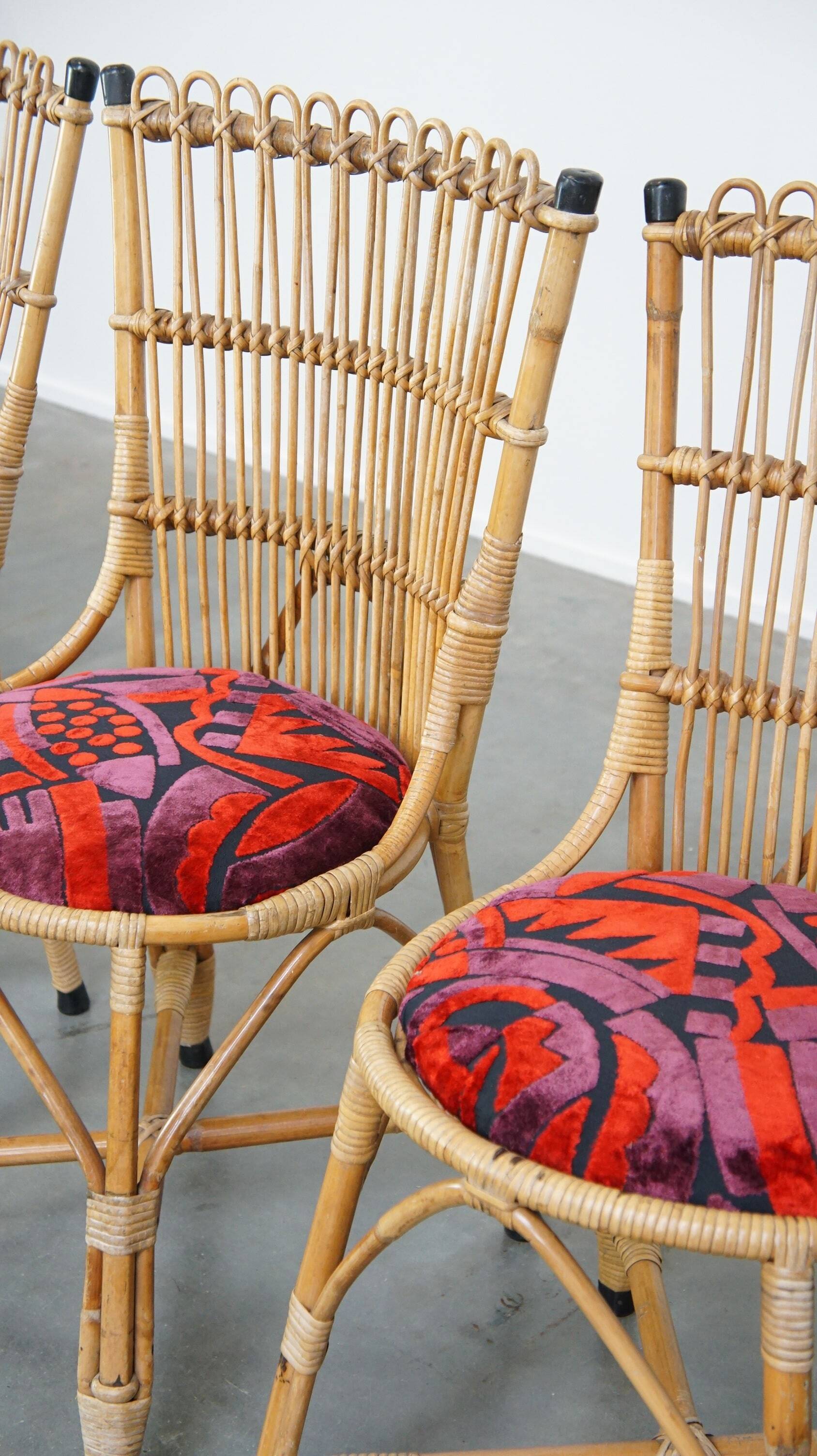 Set of 4 subtle and charming vintage 60s rattan boho chairs with colorful upholstered seats