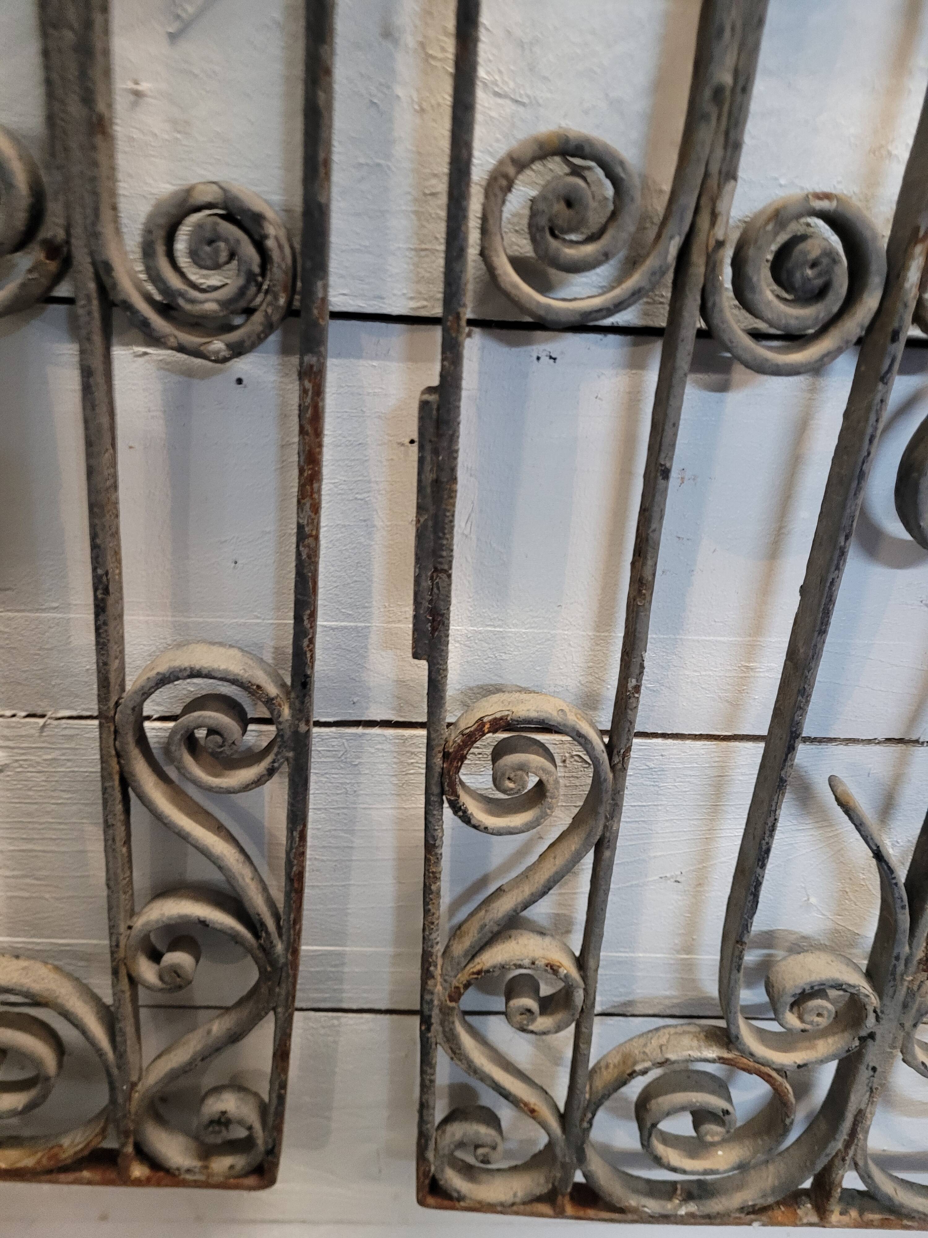 Ancienne paire de grilles en fer forgé