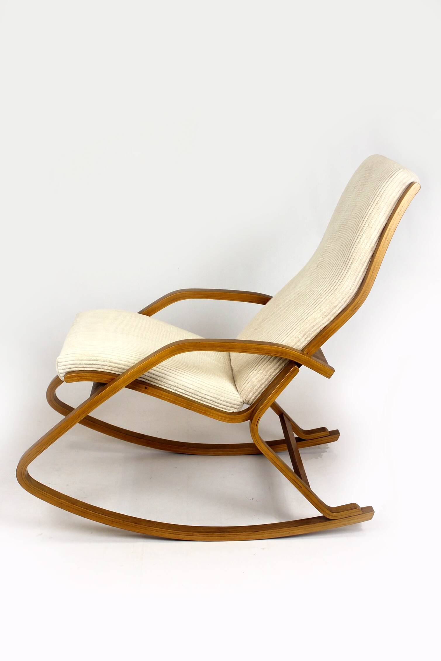 Fauteuil à bascule en contreplaqué restauré du milieu du siècle par L. Volak pour Drevopodnik Holesov, années 1960