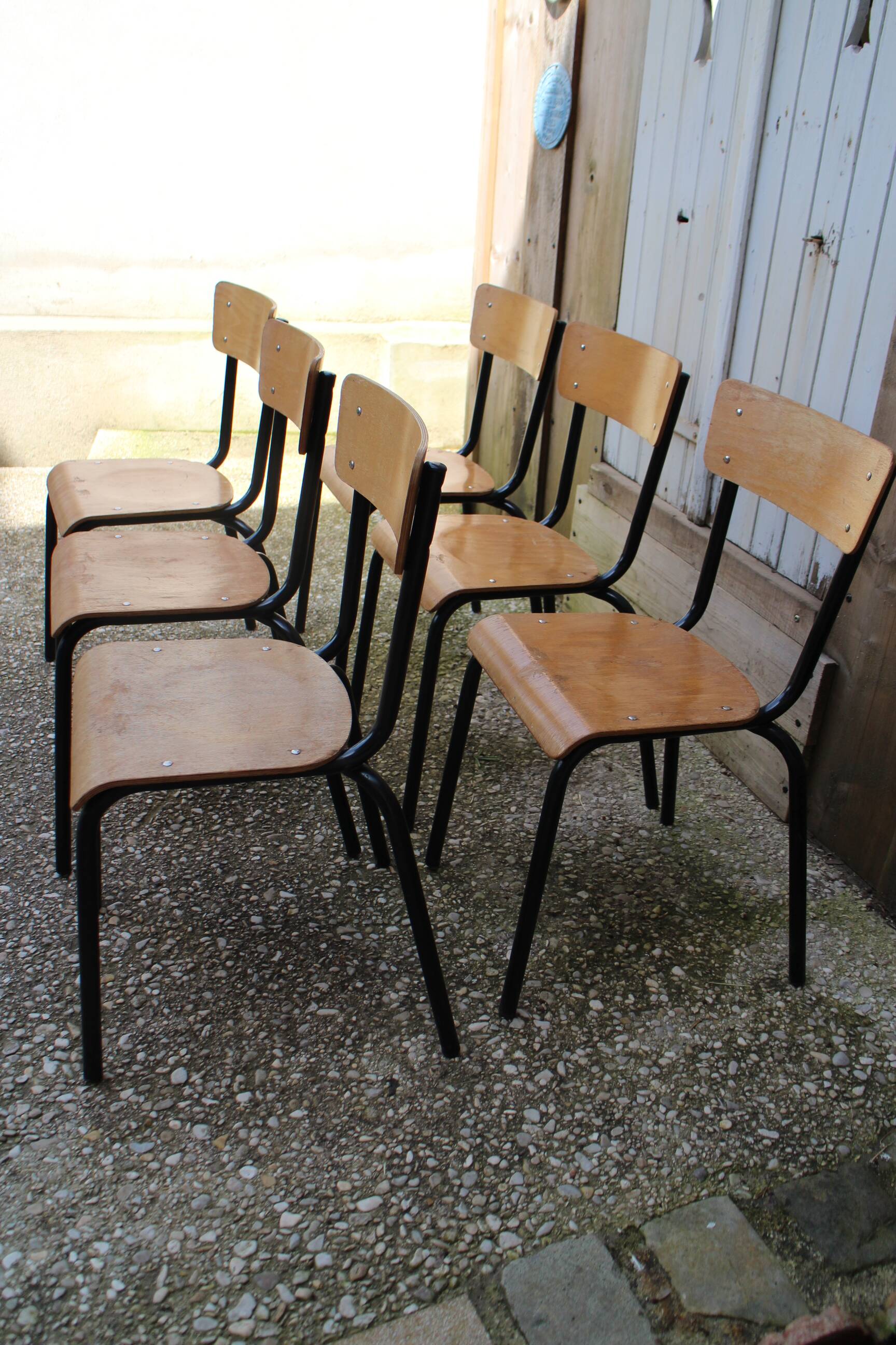 6 chaises d'école en métal noir et bois