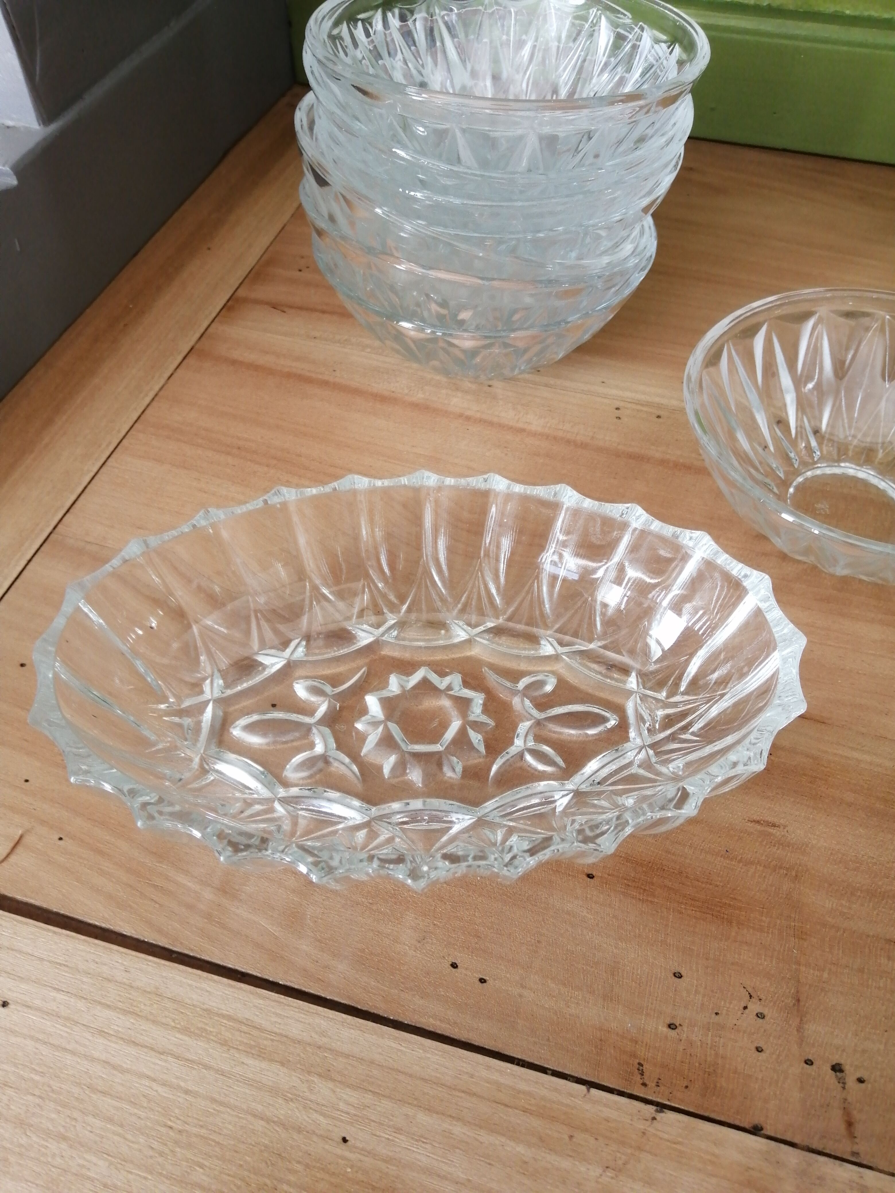 Chiseled glass ramekin set