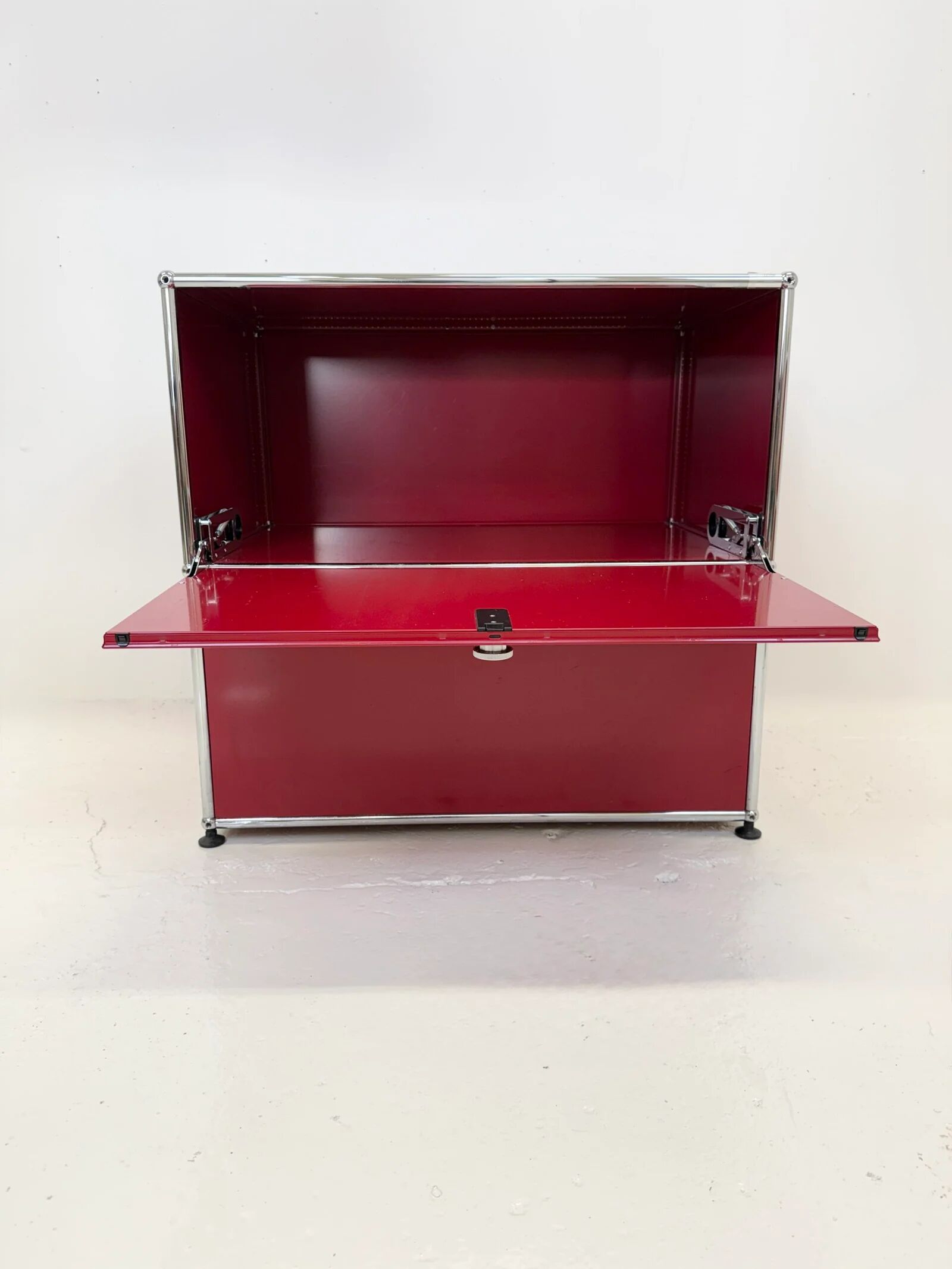 USM Haller "Ruby Red" – storage unit (as new condition)