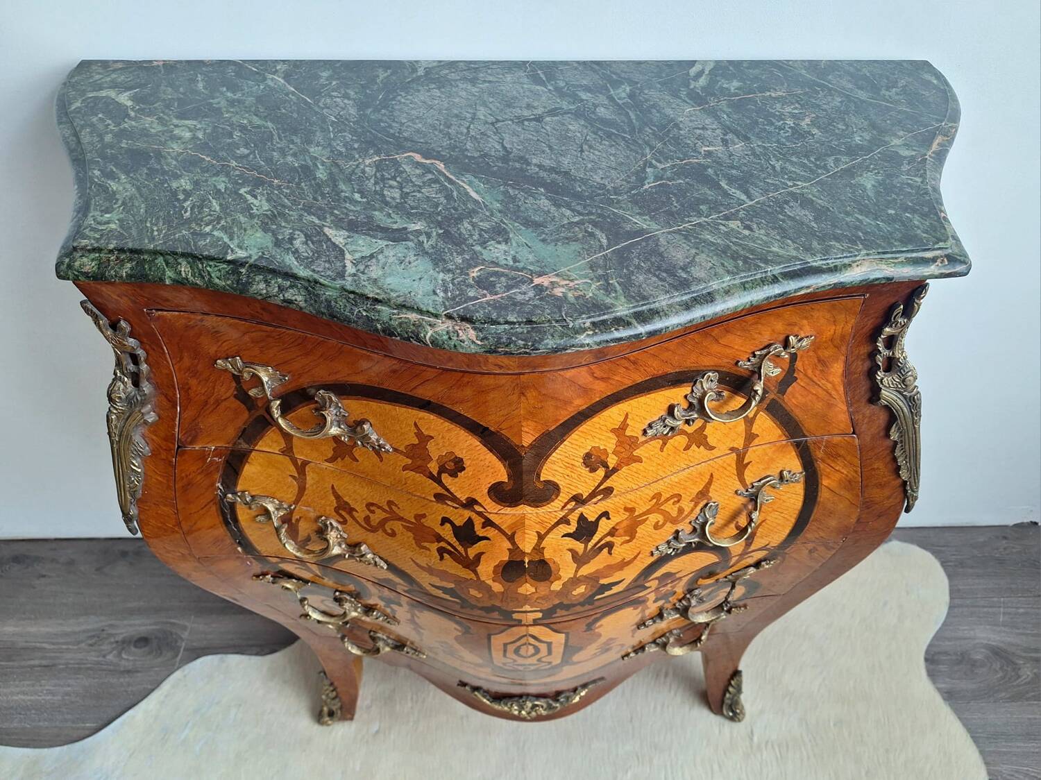 Commode de style Louis XV bombée avec marqueteries, meuble ancien plat